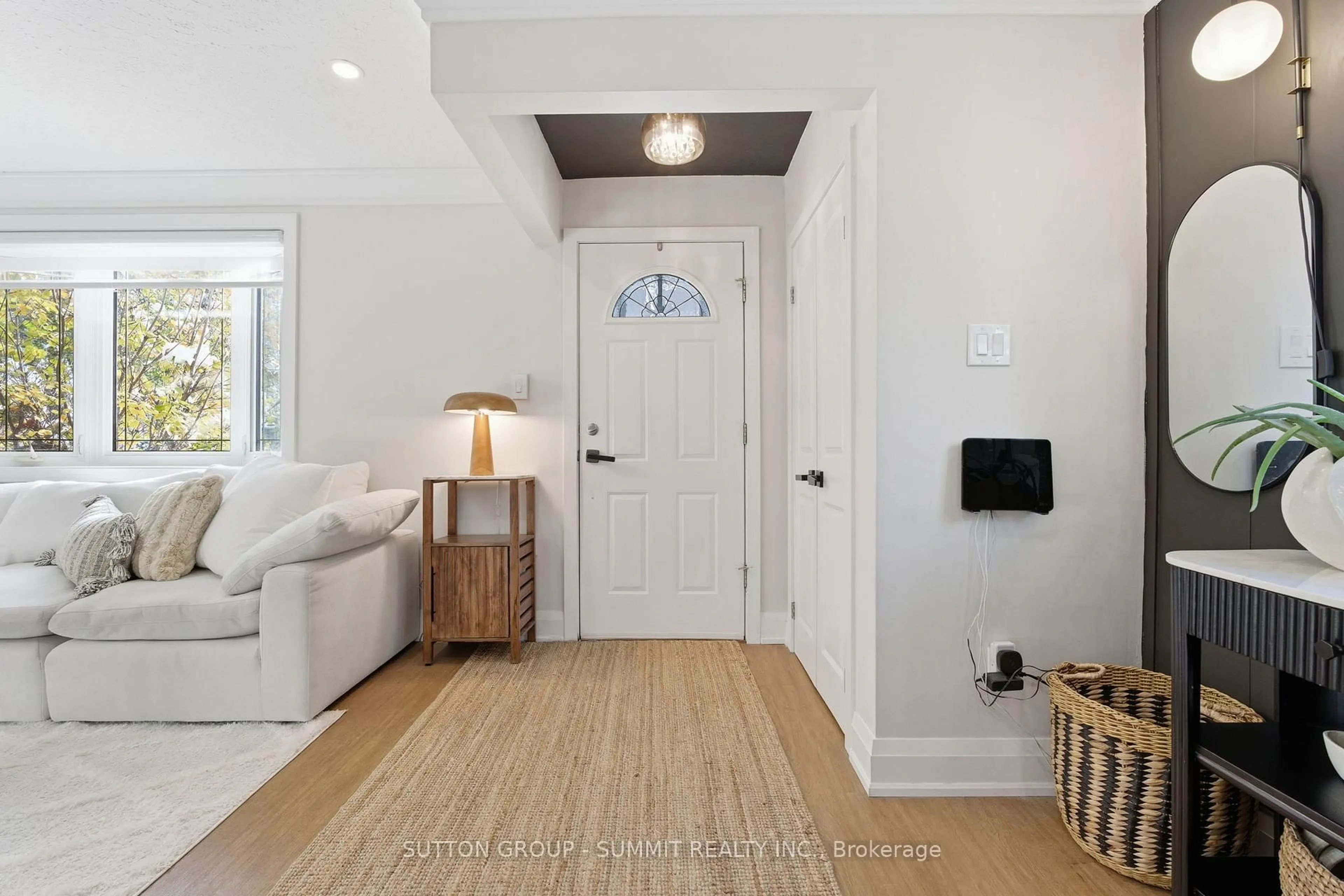 Indoor entryway for 2333 Alma Dale Ave, Burlington Ontario L7P 1S2