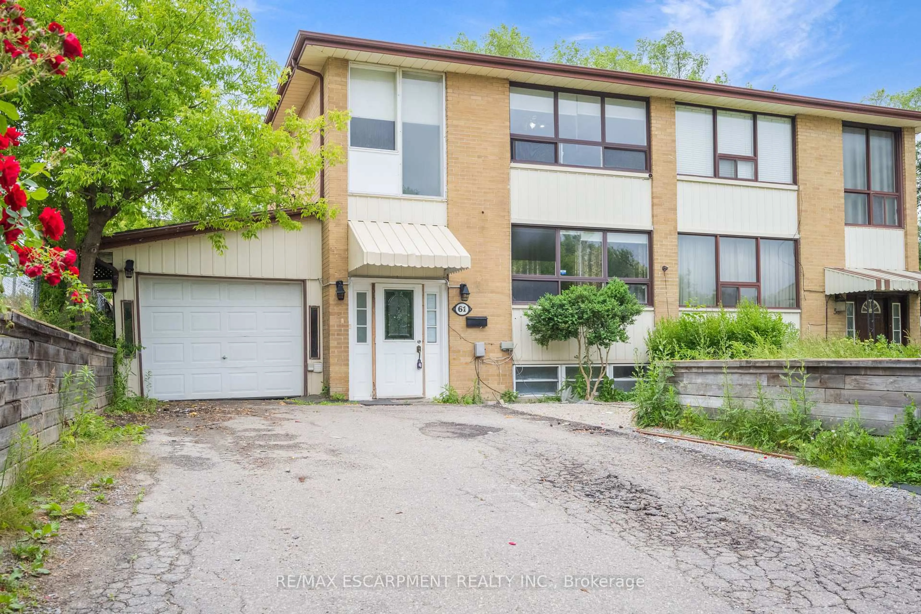 A pic from outside/outdoor area/front of a property/back of a property/a pic from drone, street for 61 Clarence St, Brampton Ontario L6W 1S4