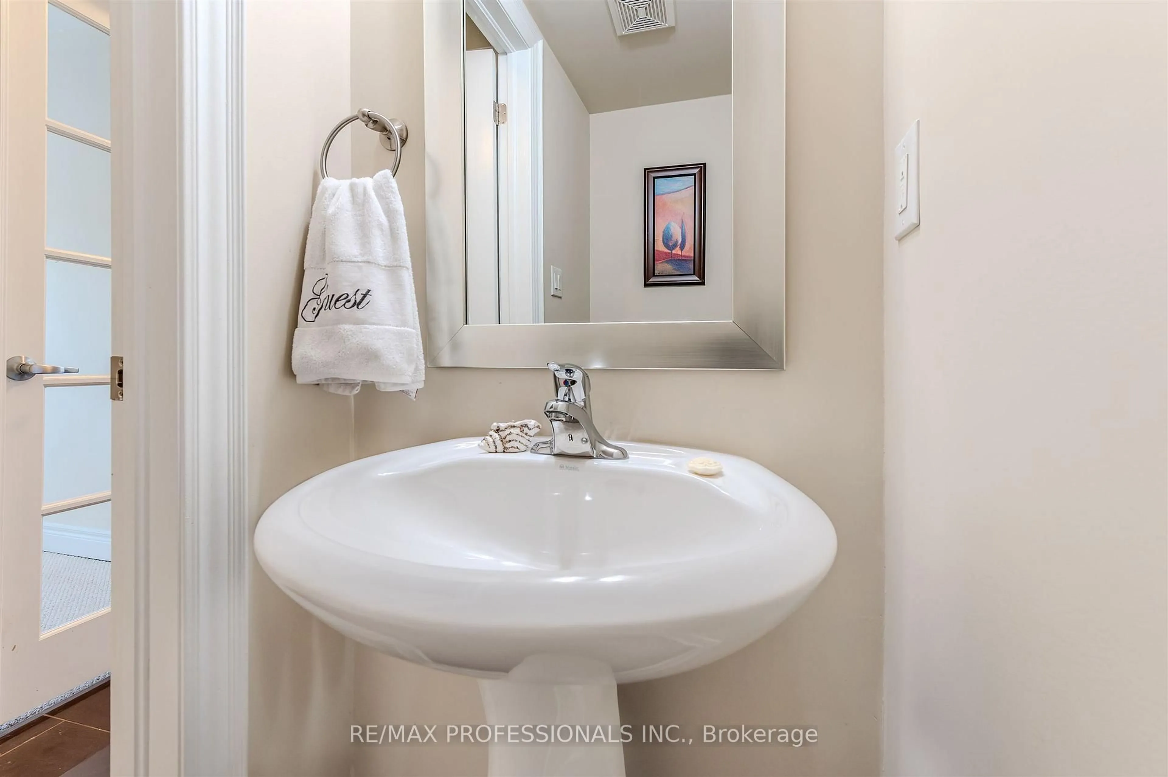 Standard bathroom, ceramic/tile floor for 825A Oxford St, Toronto Ontario M8Y 1E6