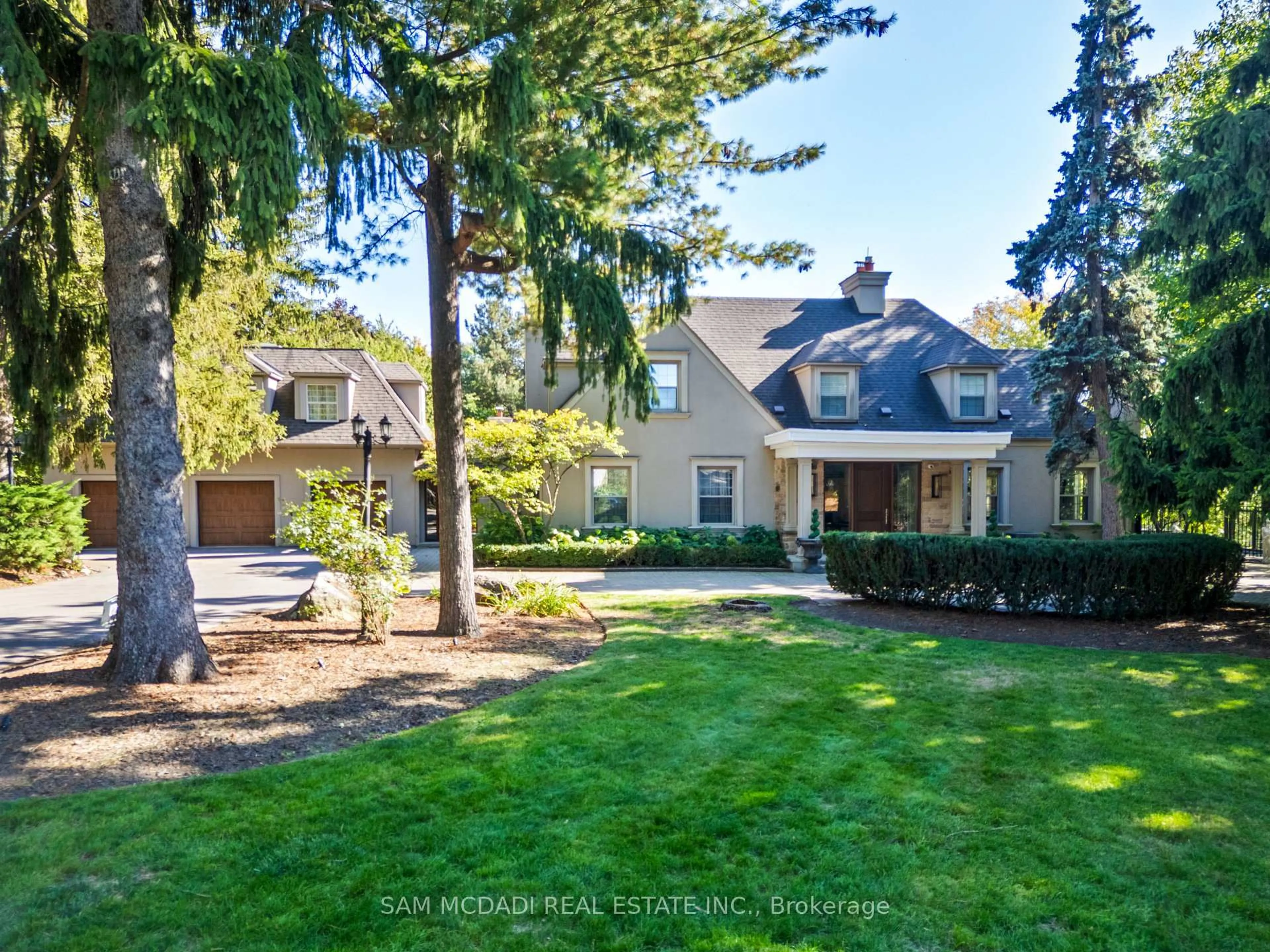 A pic from outside/outdoor area/front of a property/back of a property/a pic from drone, street for 2552 Jarvis St, Mississauga Ontario L5C 2P6