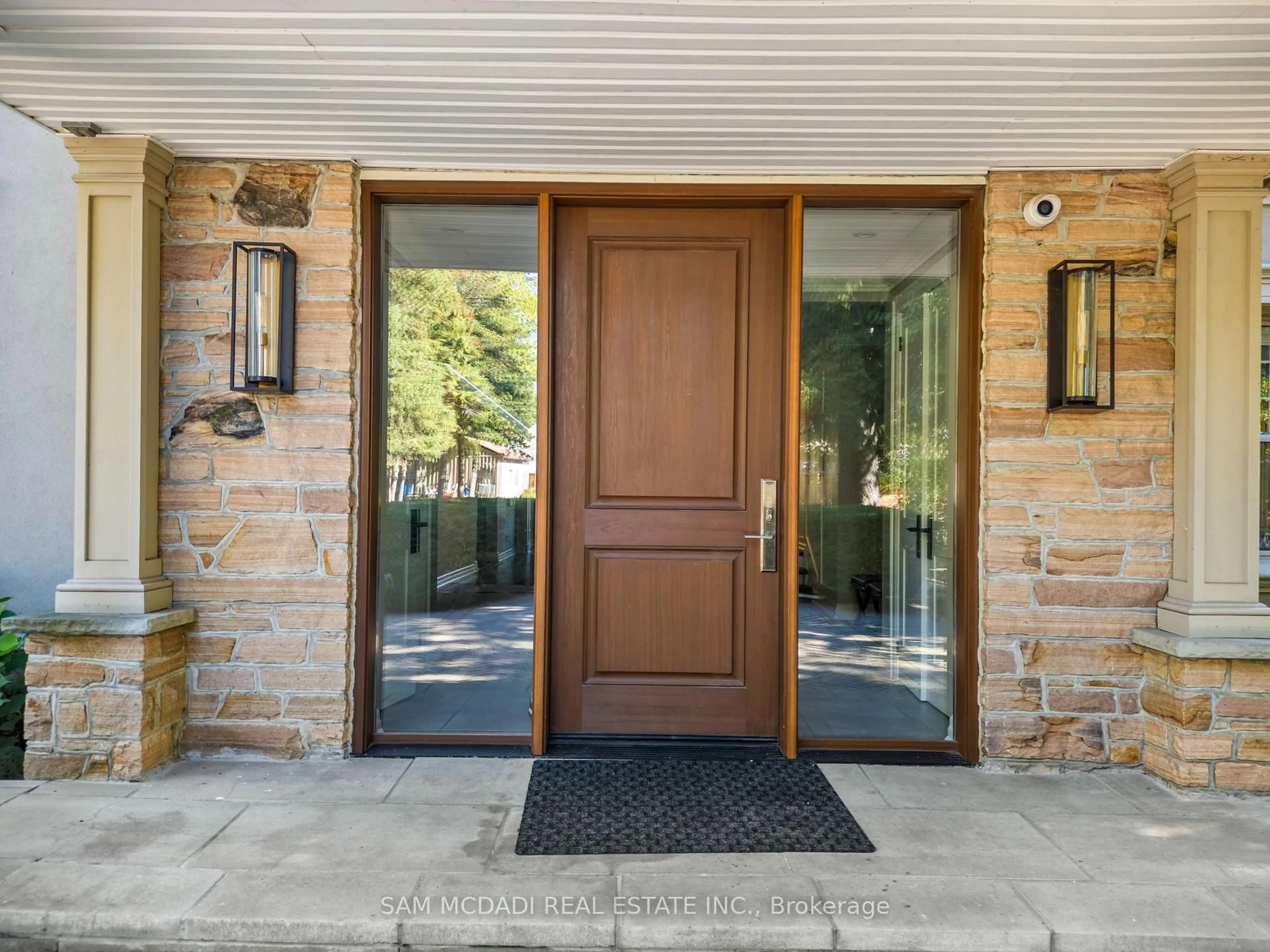 Indoor entryway for 2552 Jarvis St, Mississauga Ontario L5C 2P6