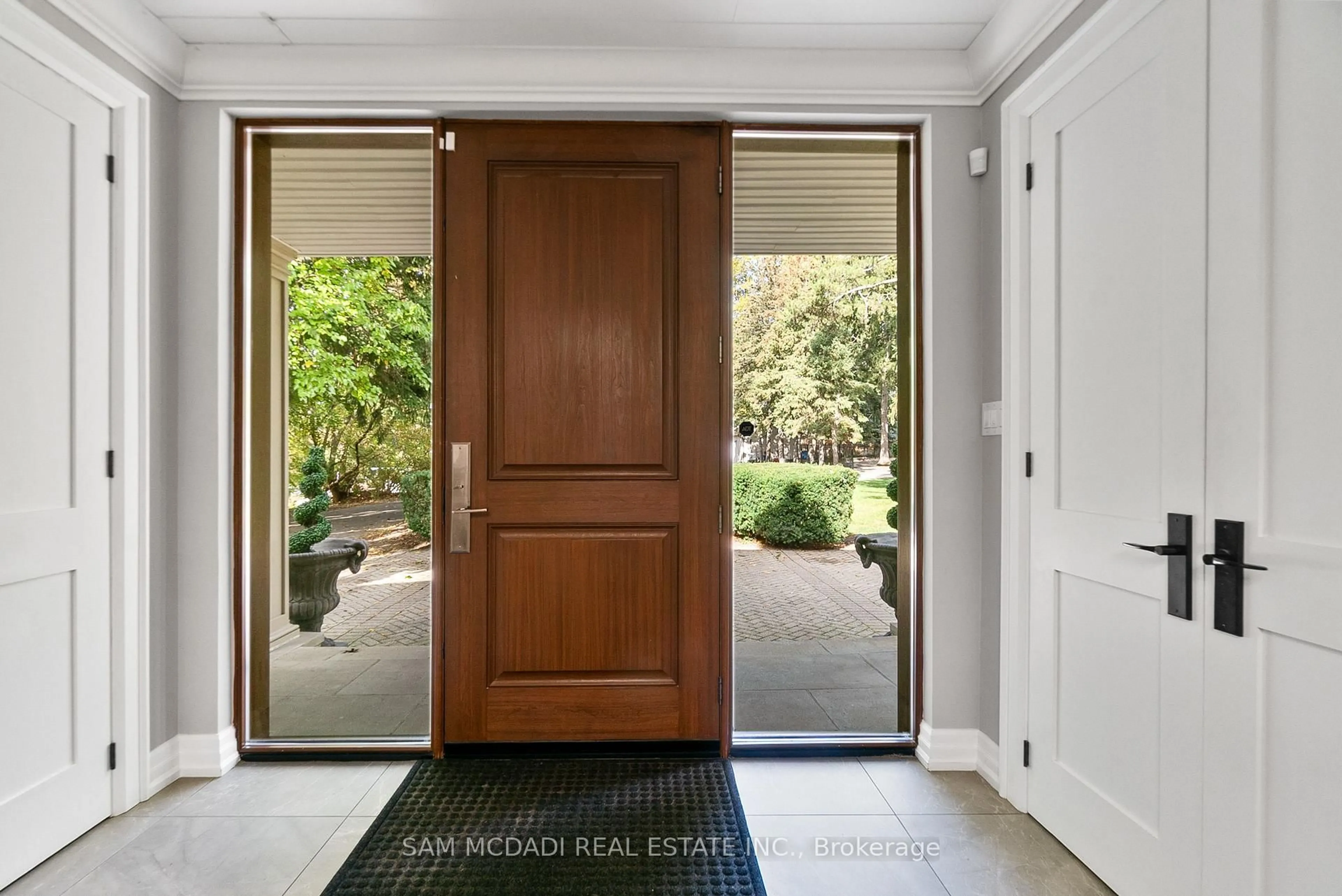 Indoor entryway for 2552 Jarvis St, Mississauga Ontario L5C 2P6