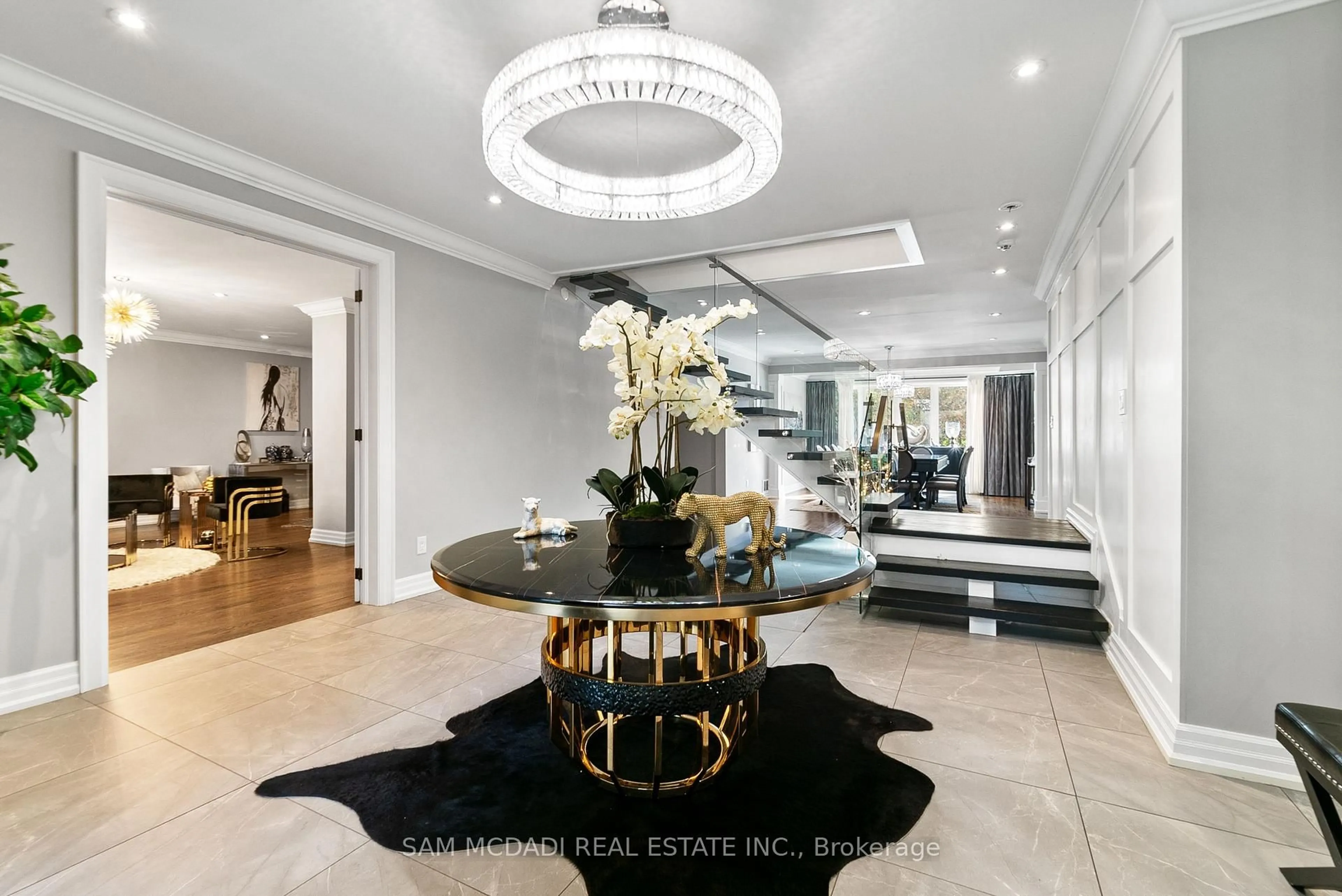 Indoor foyer for 2552 Jarvis St, Mississauga Ontario L5C 2P6