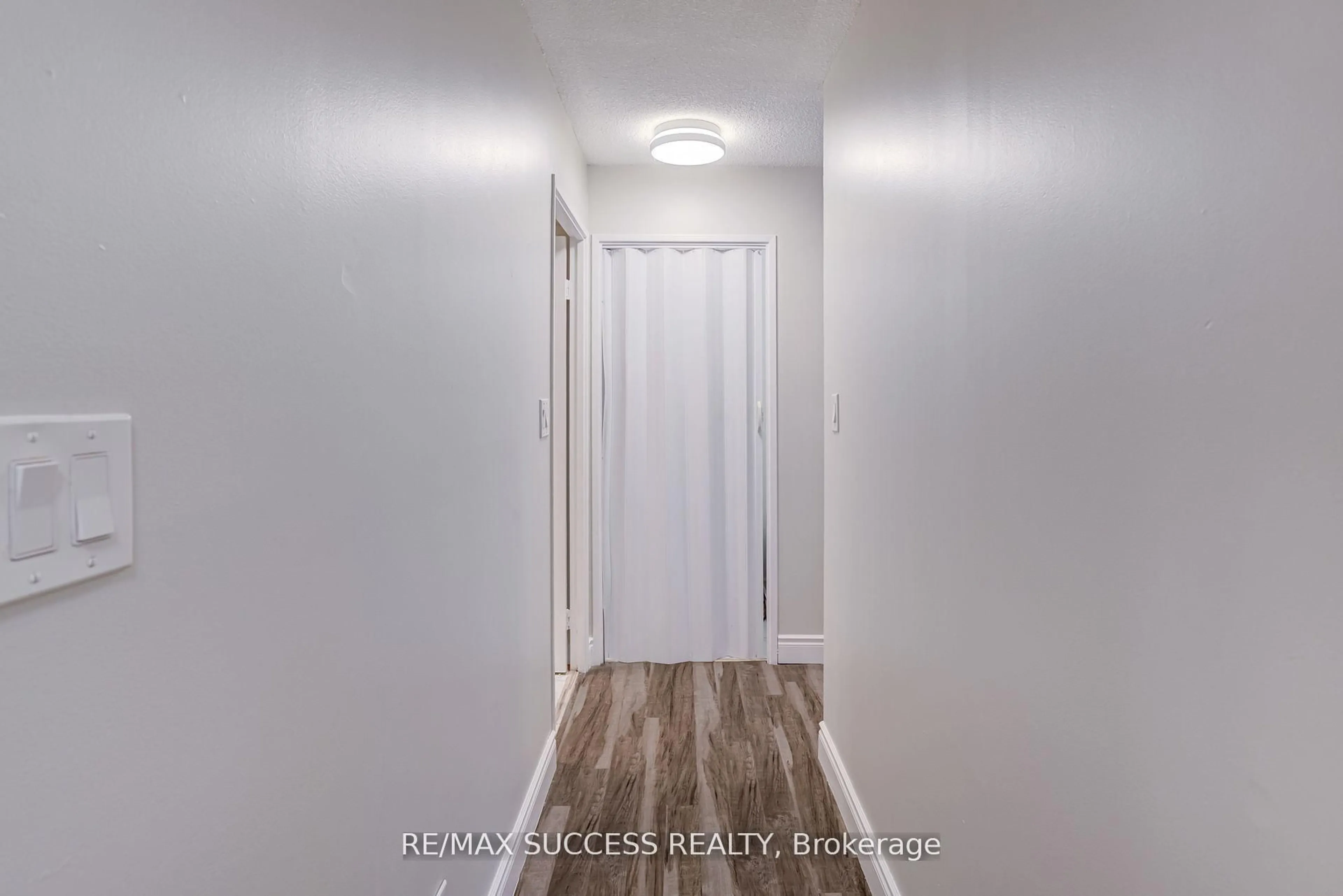 Indoor entryway for 145 Hillcrest Ave #713, Mississauga Ontario L5B 3Z1