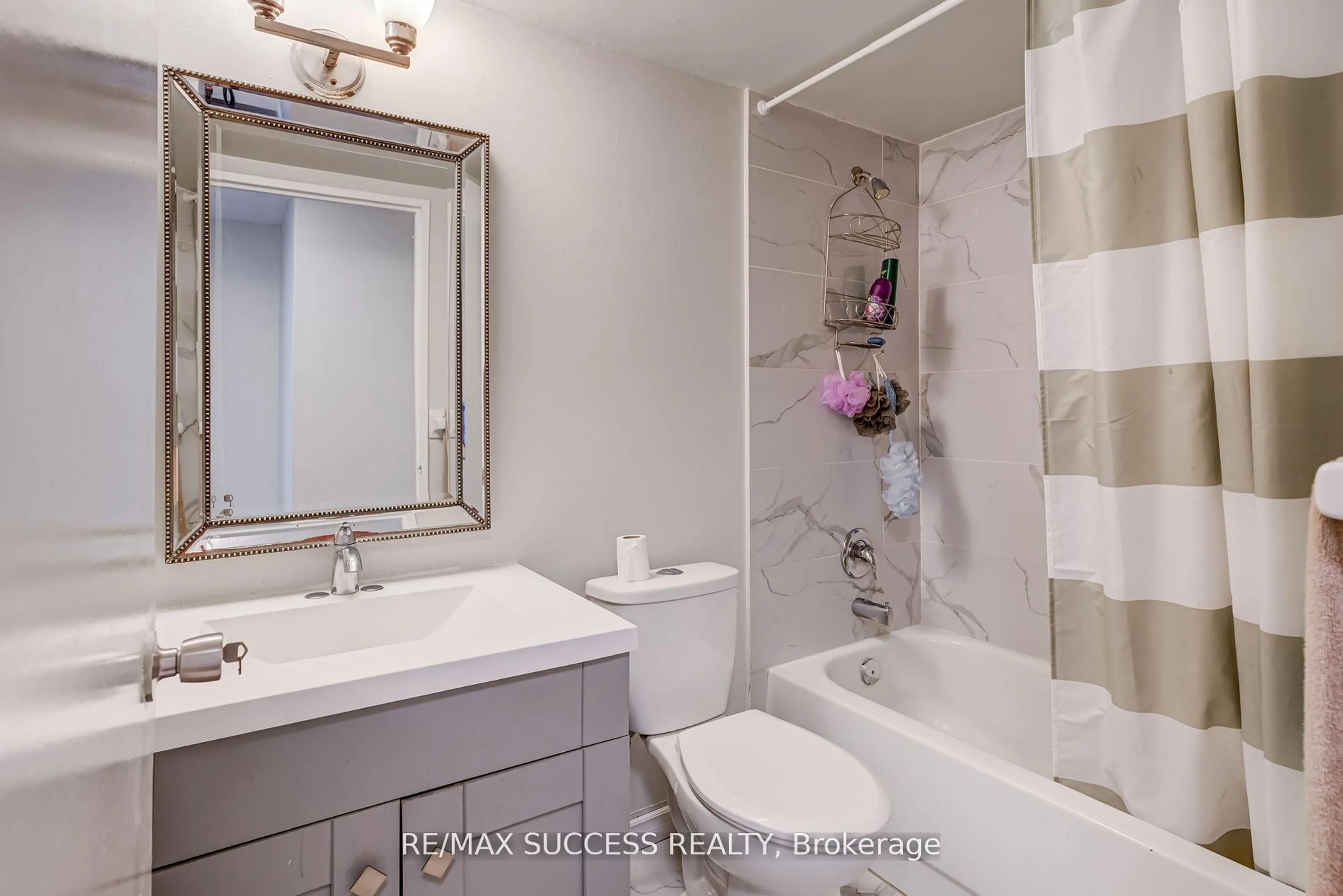 Standard bathroom, ceramic/tile floor for 145 Hillcrest Ave #713, Mississauga Ontario L5B 3Z1