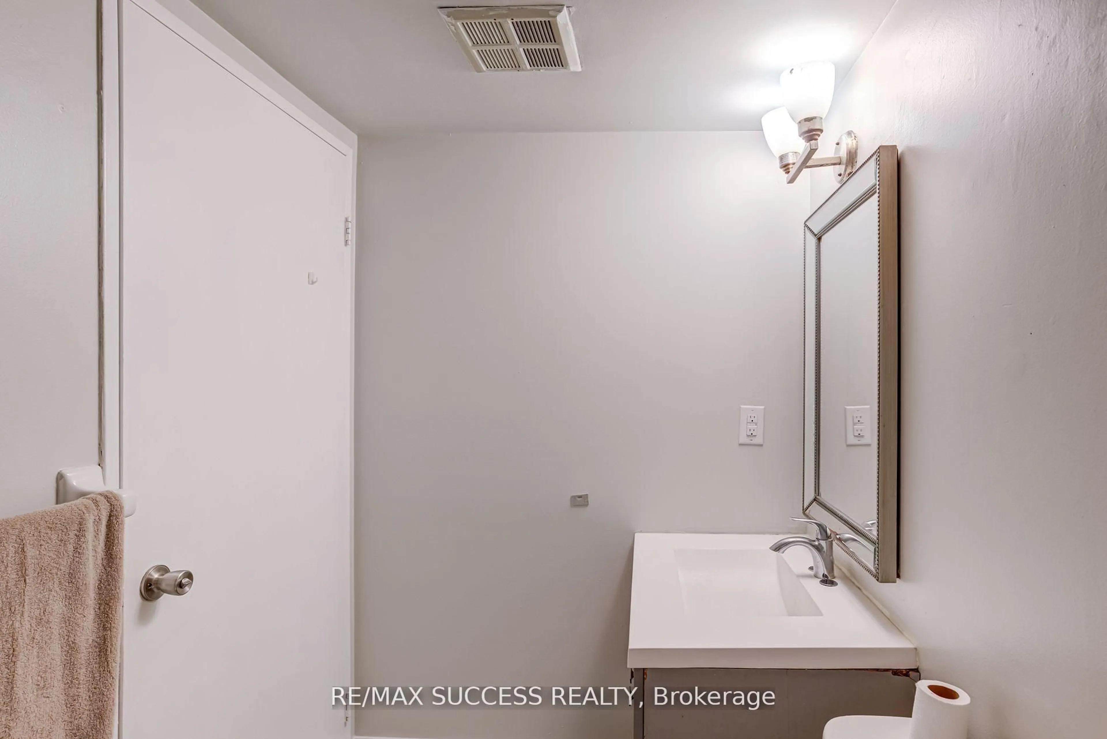 Standard bathroom, unknown for 145 Hillcrest Ave #713, Mississauga Ontario L5B 3Z1