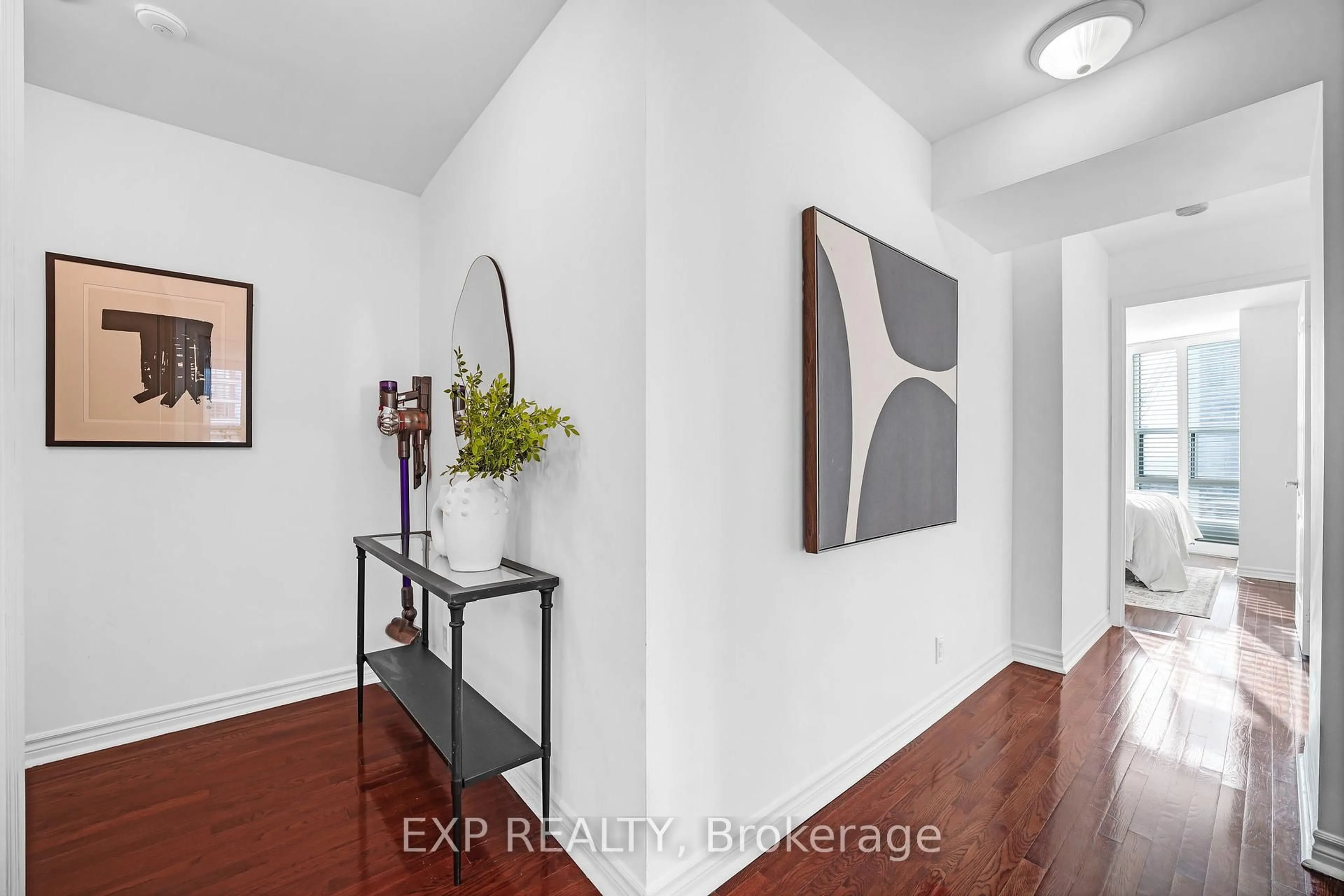 Indoor entryway for 1 Elm Dr #1005, Mississauga Ontario L5B 4M1