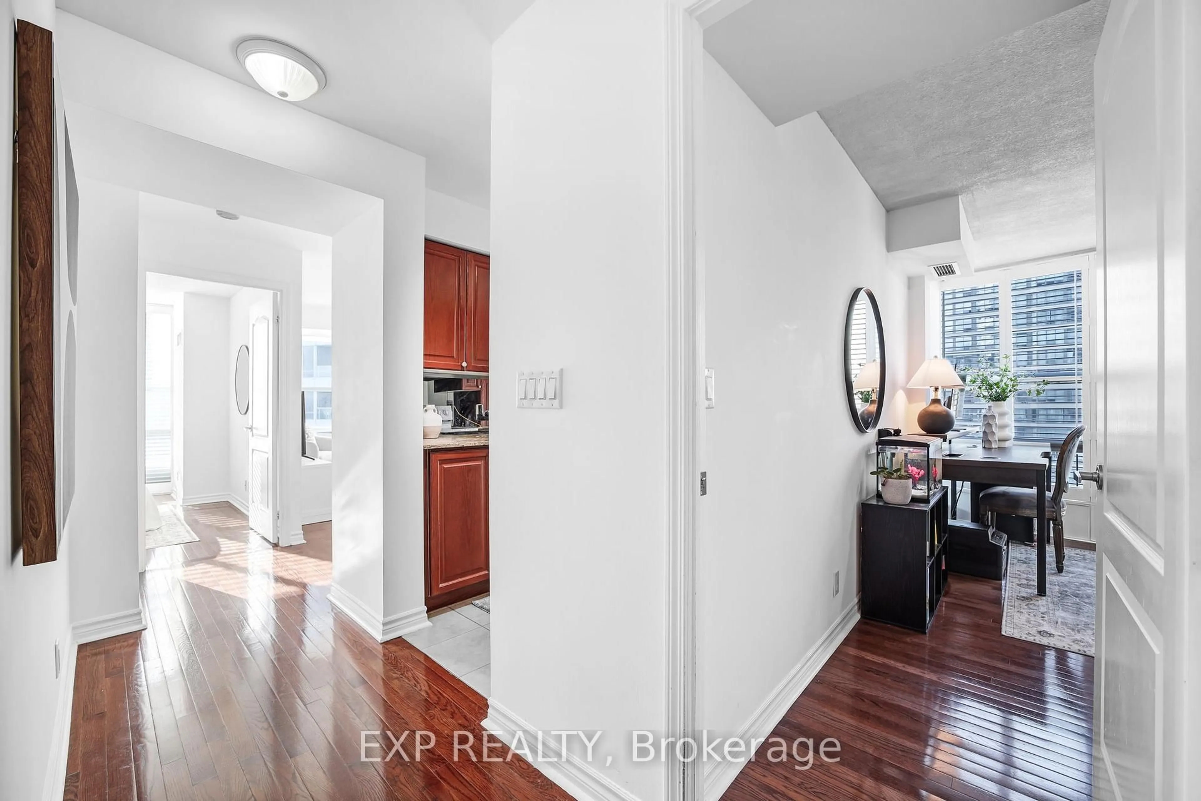 Indoor entryway for 1 Elm Dr #1005, Mississauga Ontario L5B 4M1