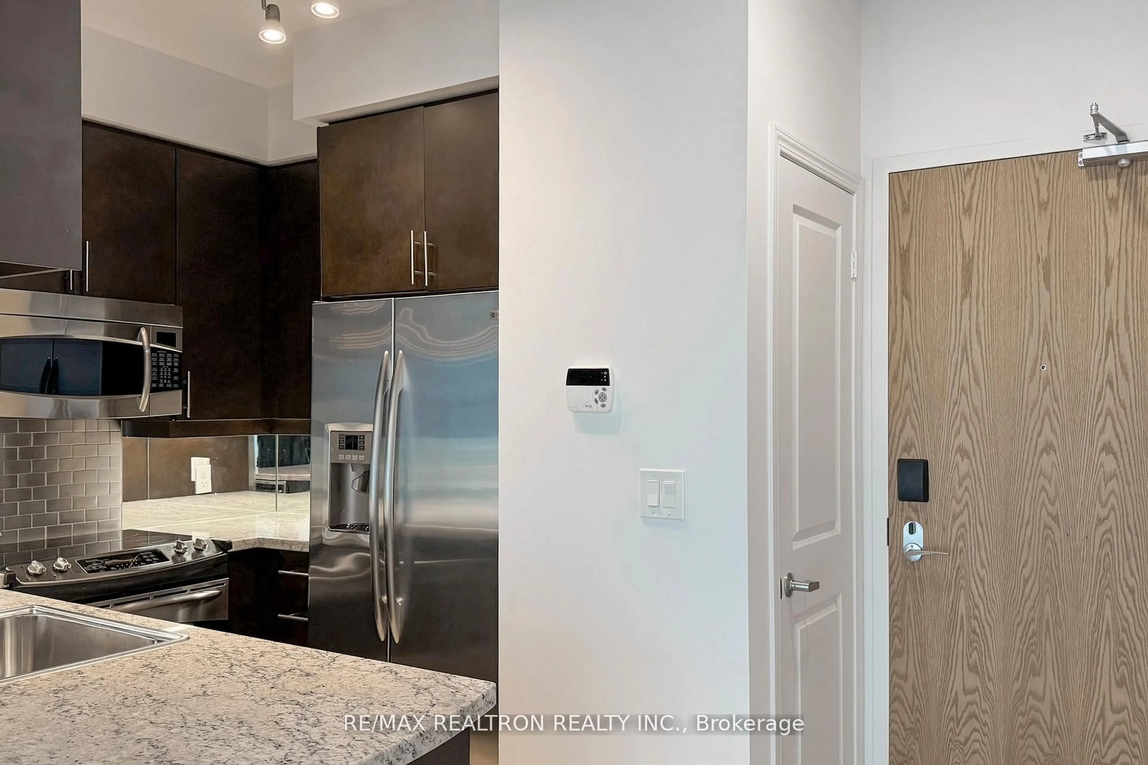 Unknown for 1910 Lake Shore Blvd #LPH01, Toronto Ontario M6S 1A2