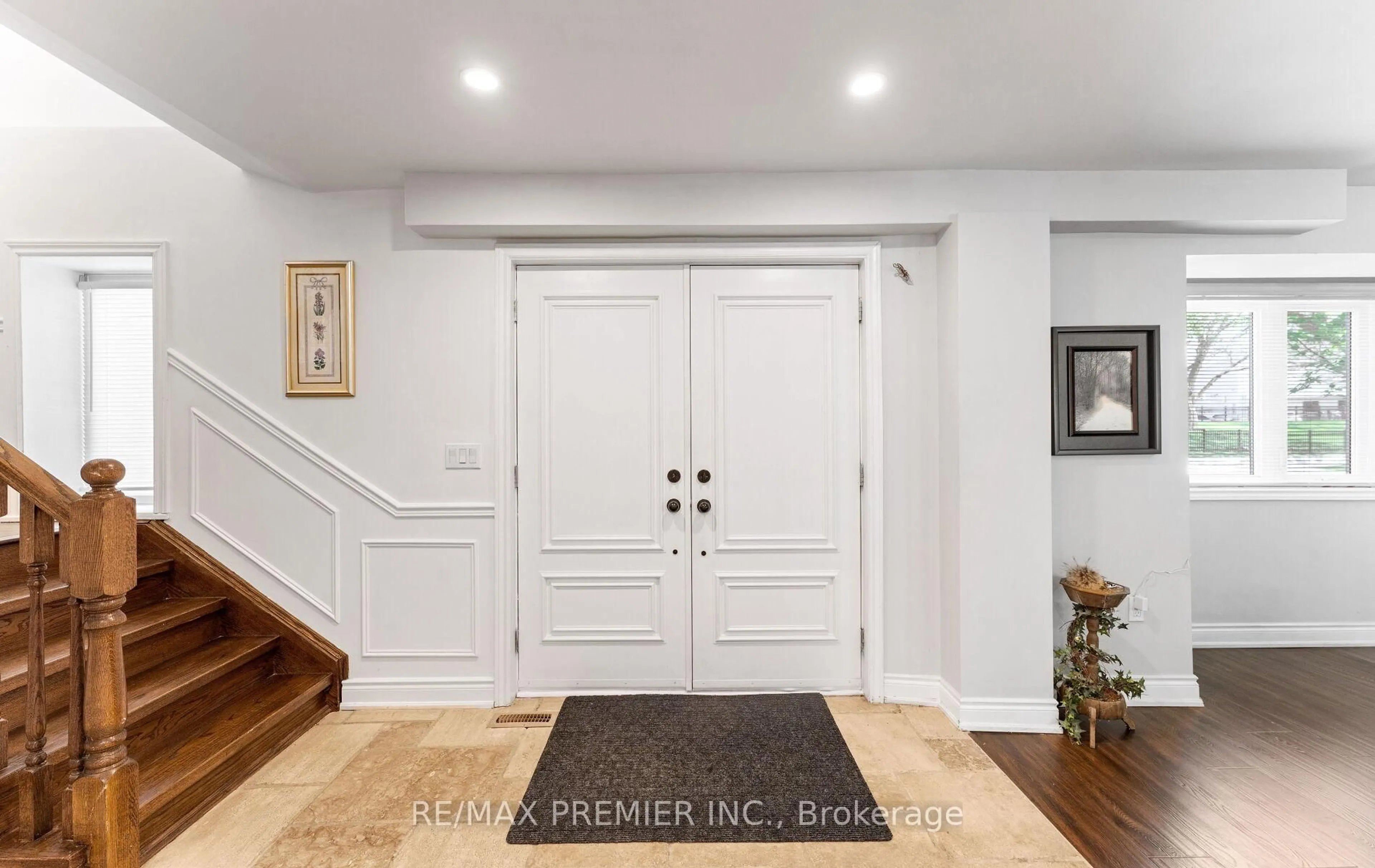 Indoor entryway for 21 Yvonne Ave, Toronto Ontario M3L 1C8