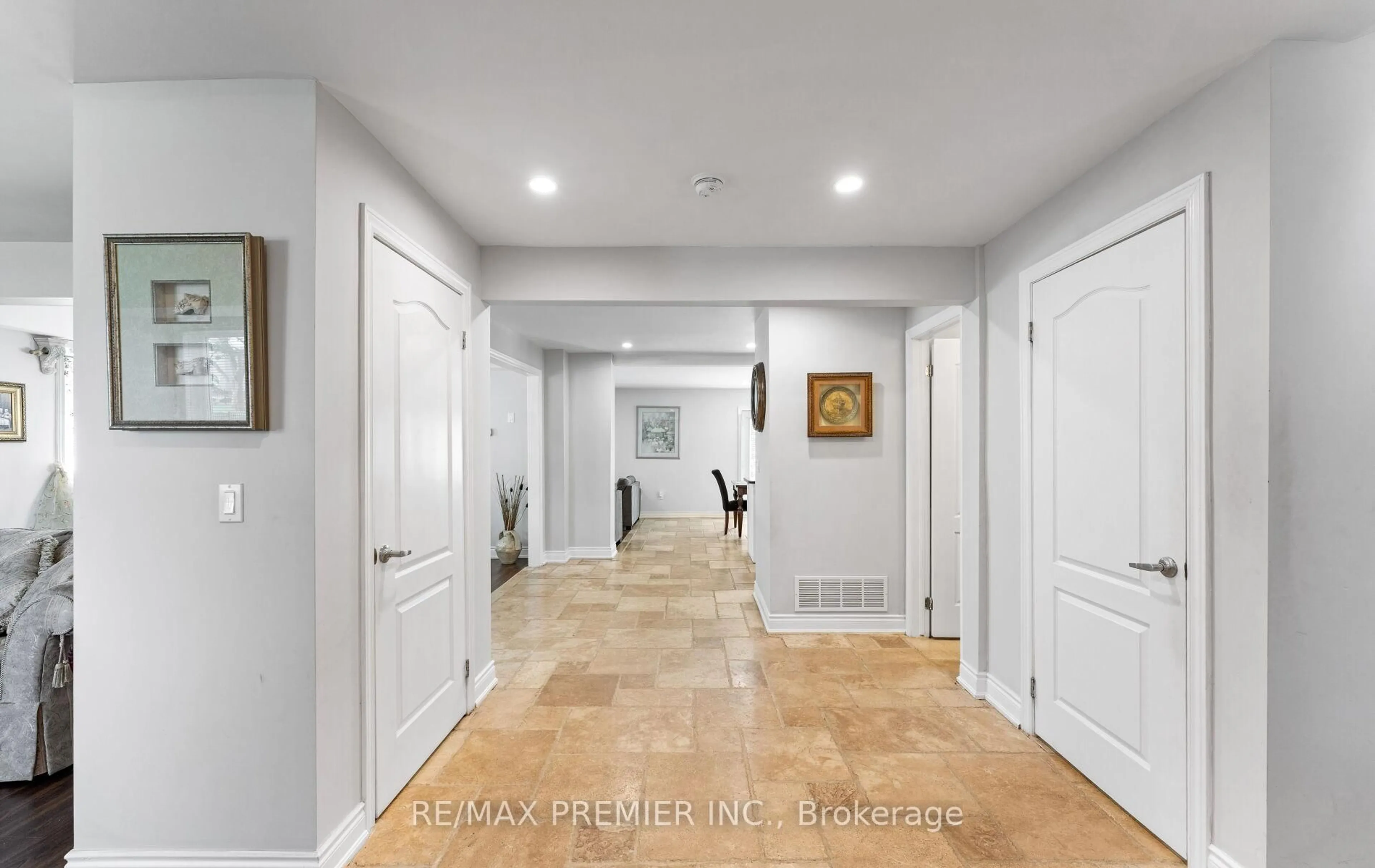 Indoor foyer for 21 Yvonne Ave, Toronto Ontario M3L 1C8