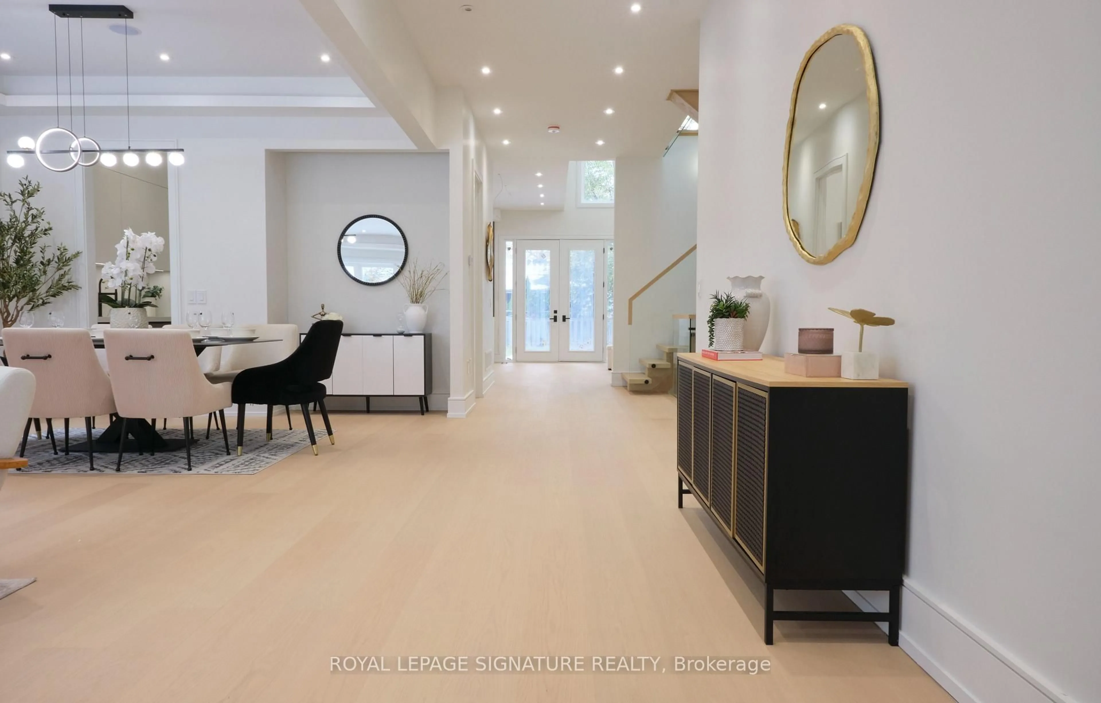 Indoor foyer for 365 Jumna Ave, Mississauga Ontario L5G 1Y5