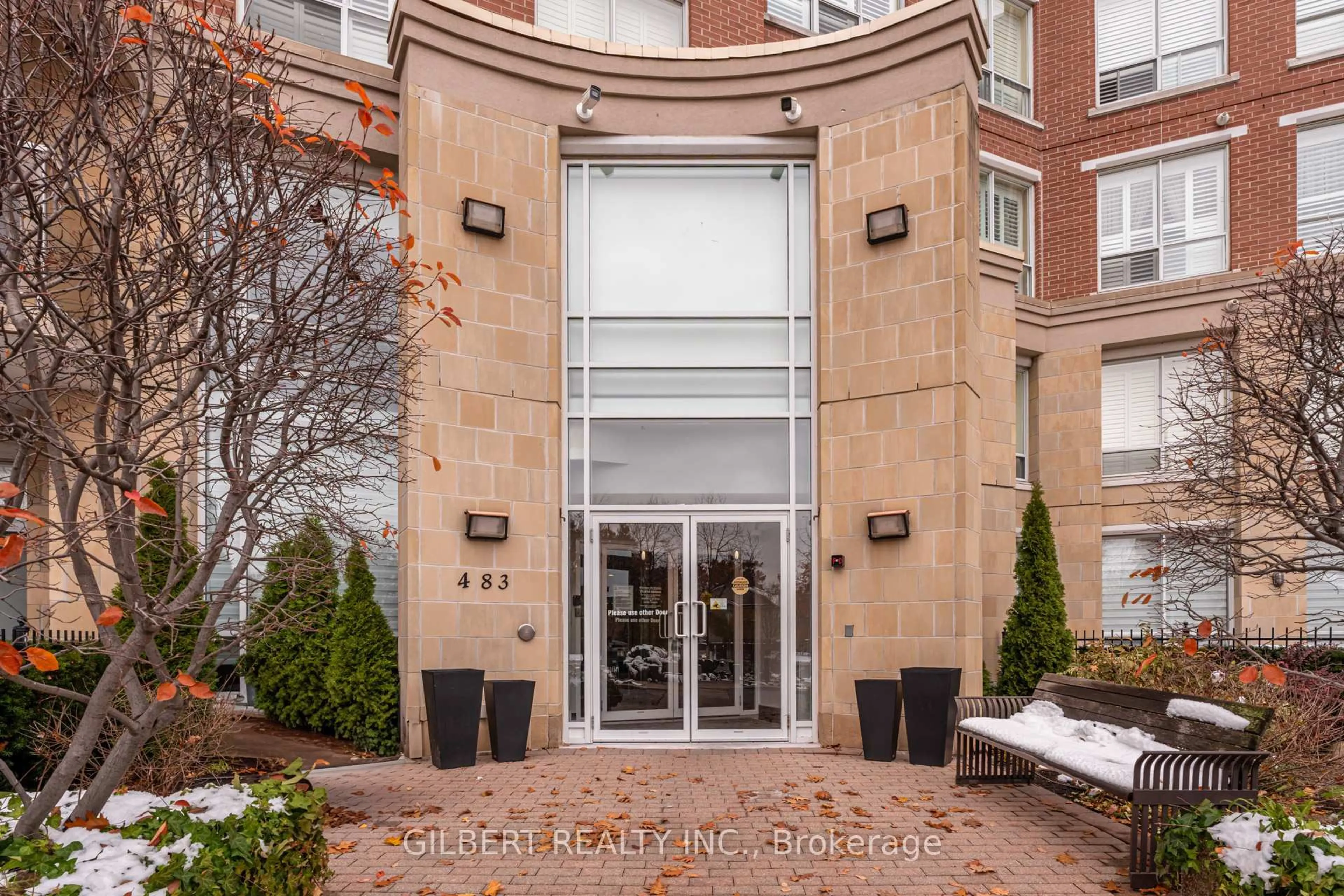 Indoor foyer for 483 Faith Dr #304, Mississauga Ontario L5R 0A1