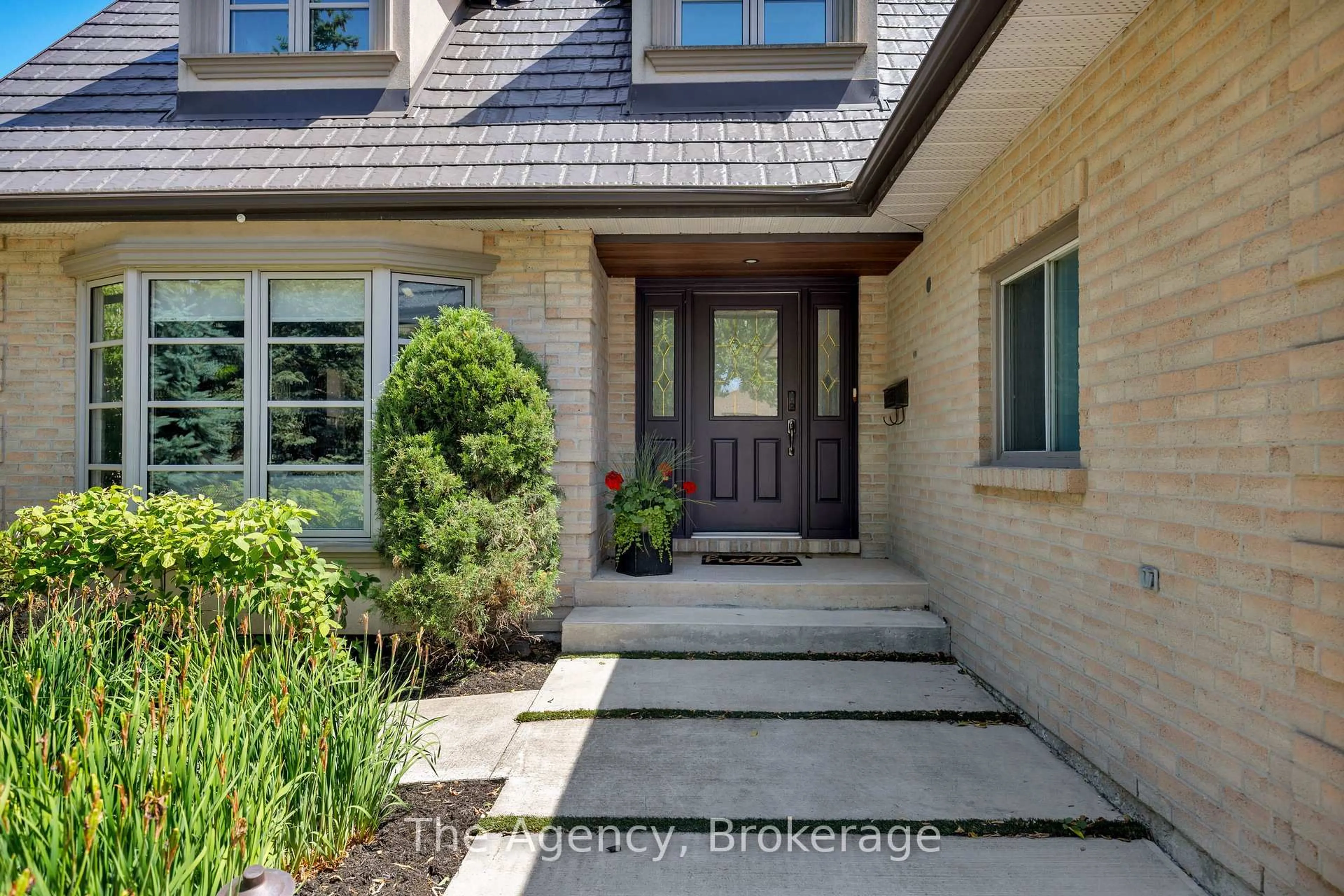 Indoor entryway for 262 Mary St, Oakville Ontario L6K 3V4