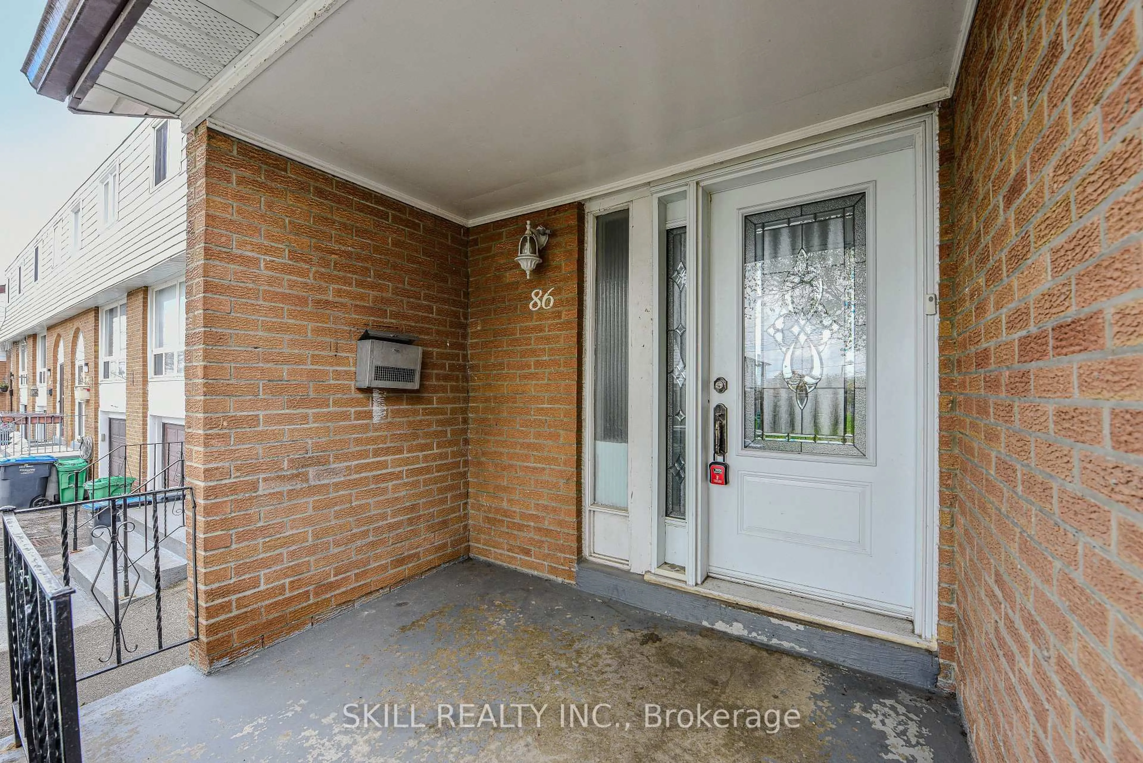 Indoor entryway for 7500 Goreway Dr #86, Mississauga Ontario L4T 3C7