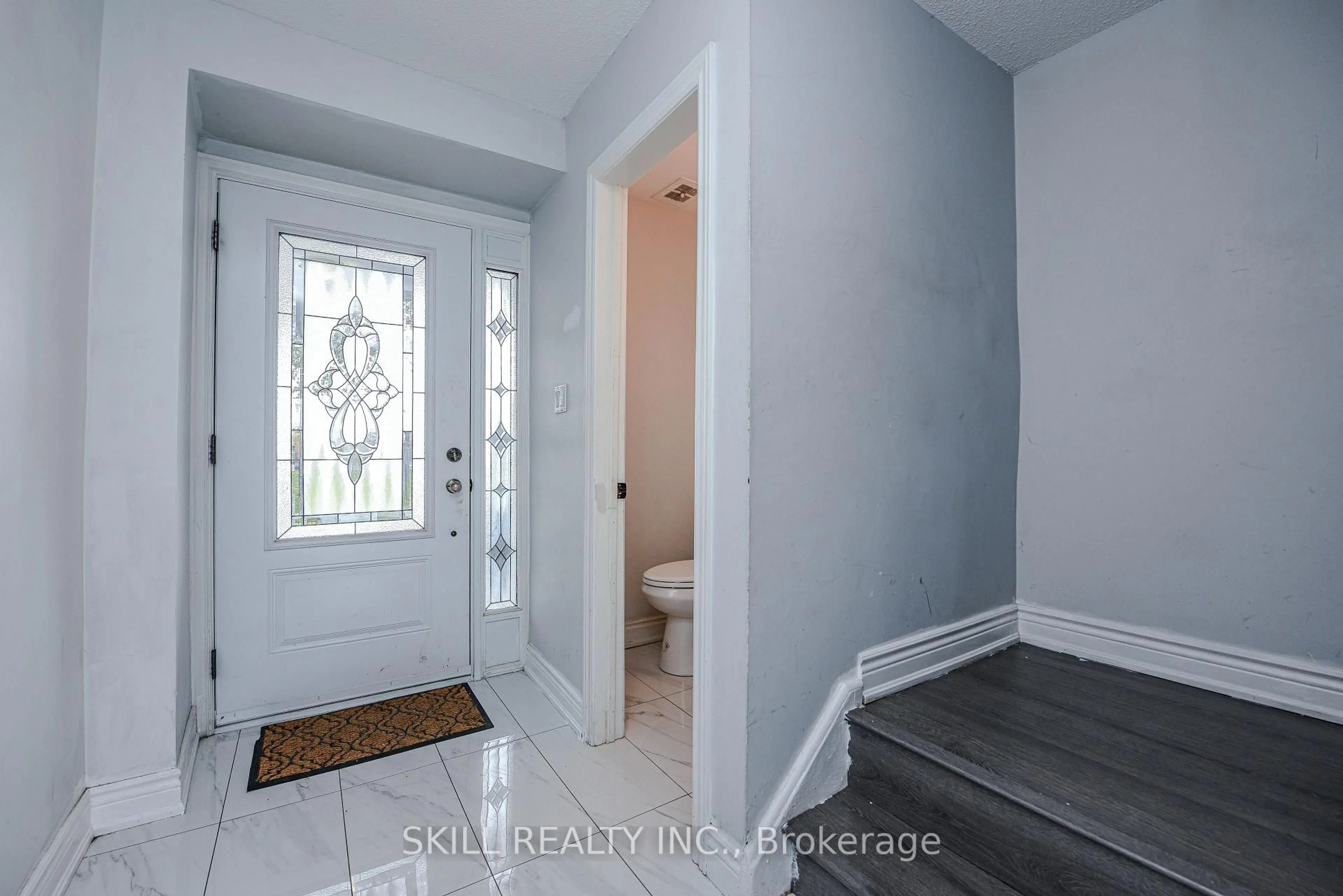 Indoor entryway for 7500 Goreway Dr #86, Mississauga Ontario L4T 3C7