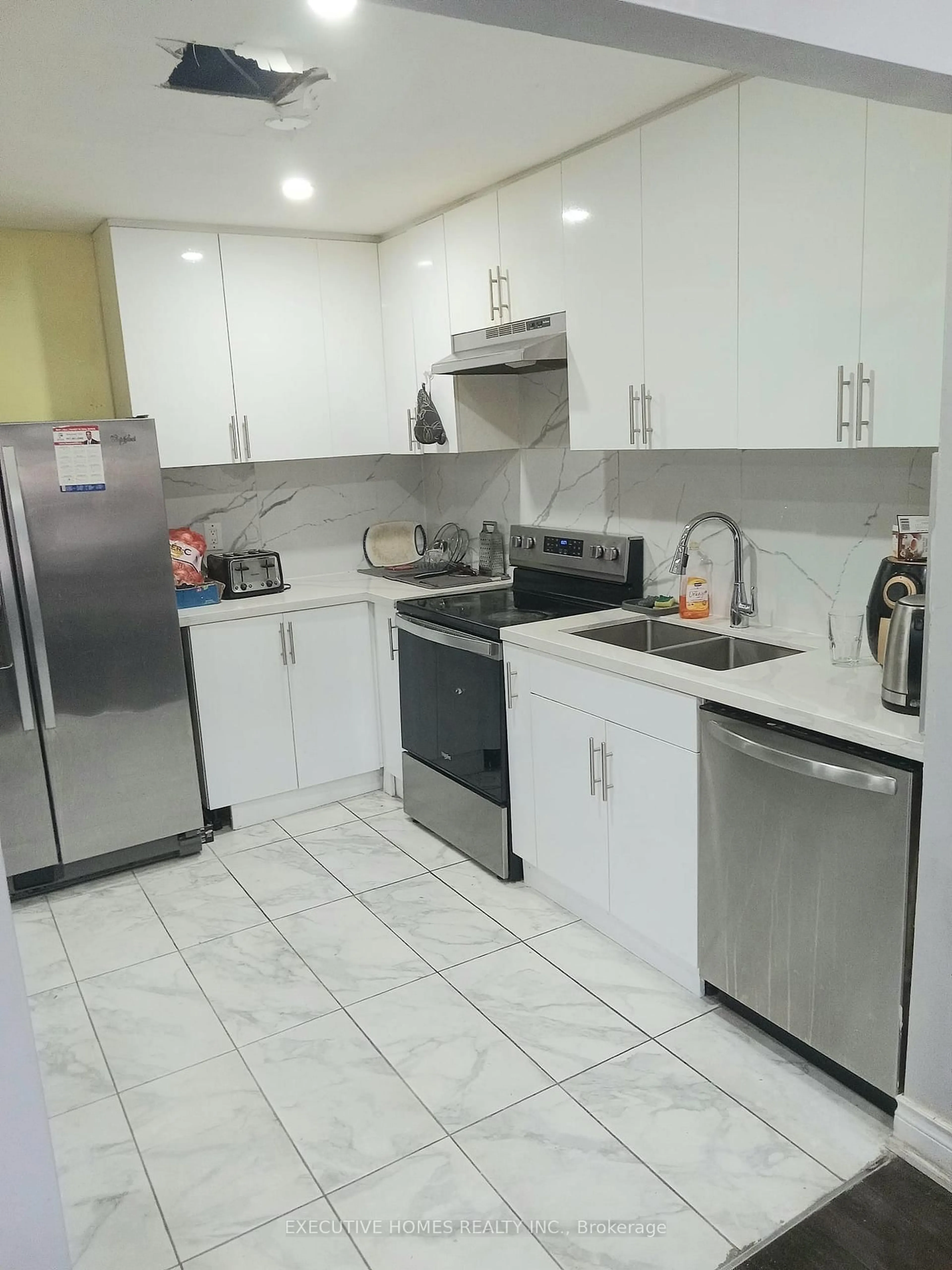 Standard kitchen, ceramic/tile floor for 105 Hansen Rd #88, Brampton Ontario L6V 3C9