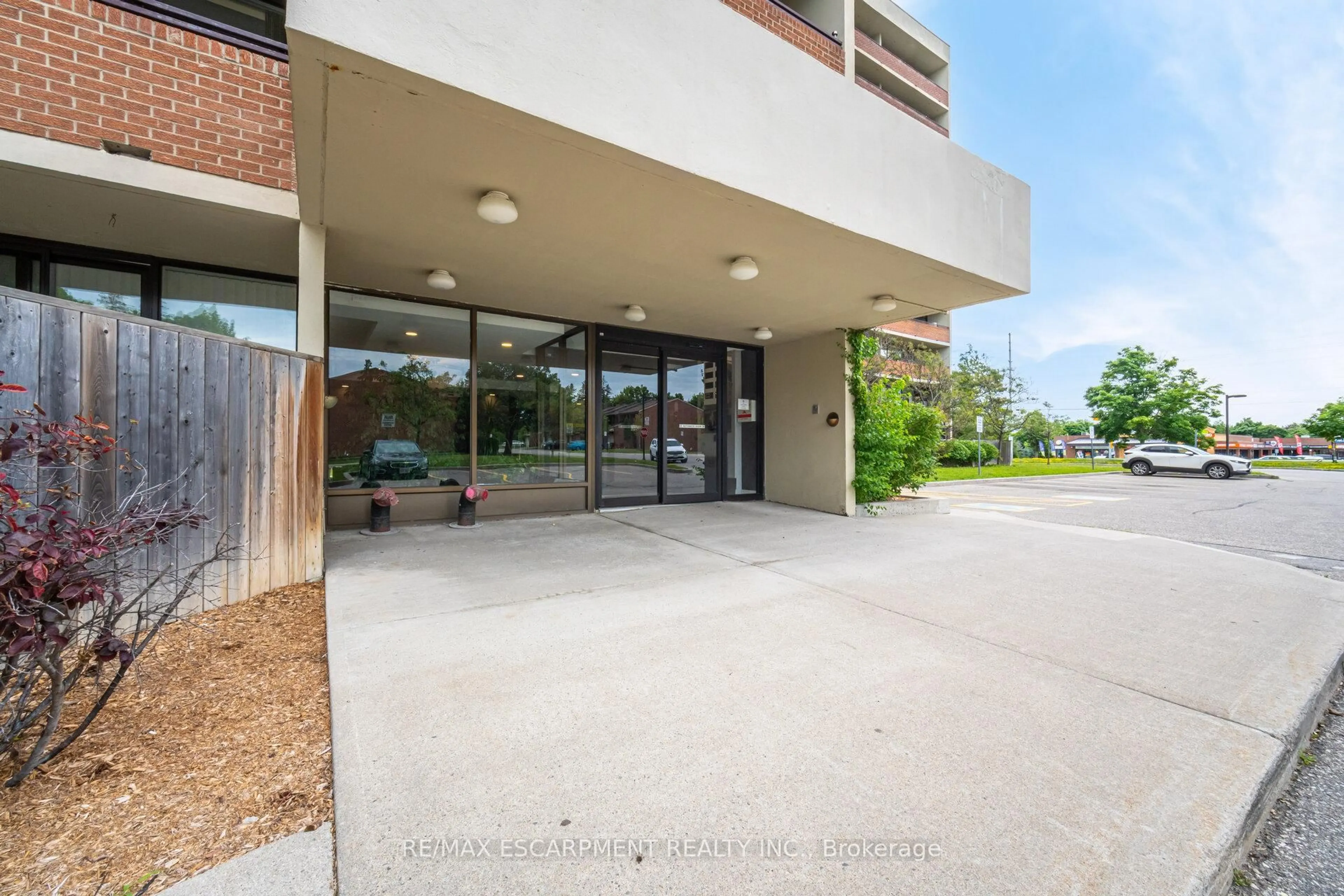 Indoor foyer for 2301 Derry Rd #707, Mississauga Ontario L5N 2R4