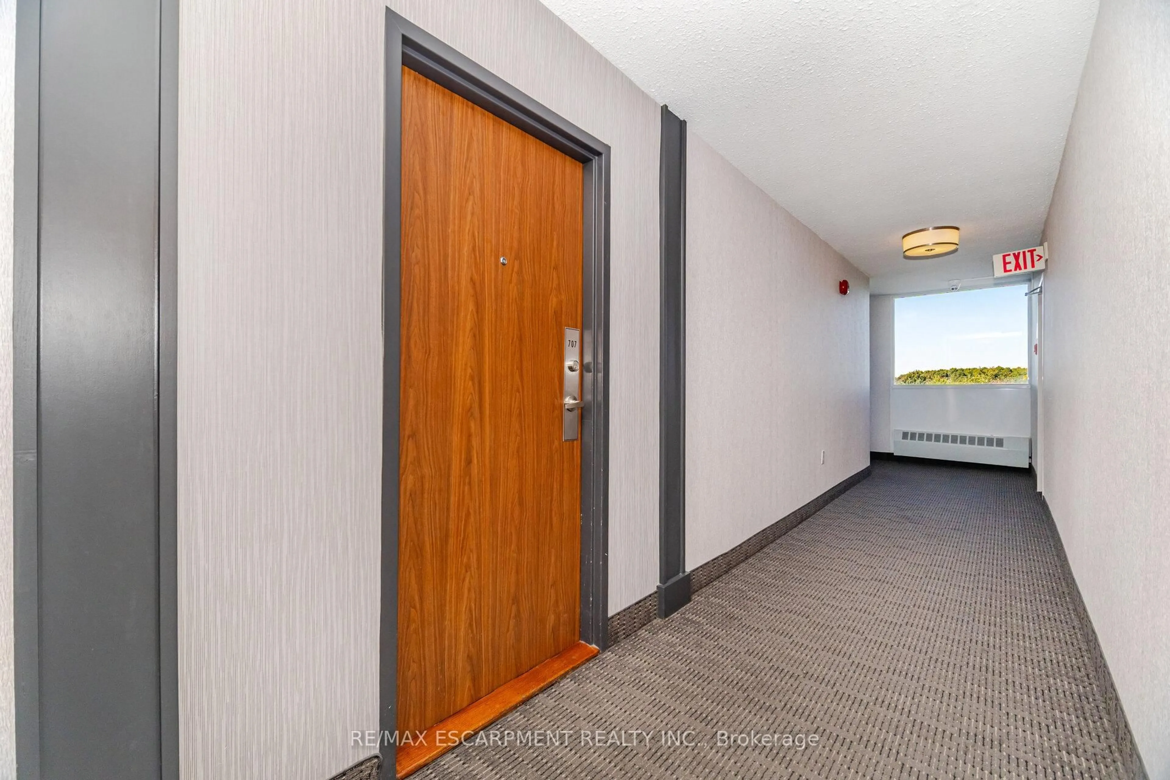 Indoor foyer for 2301 Derry Rd #707, Mississauga Ontario L5N 2R4