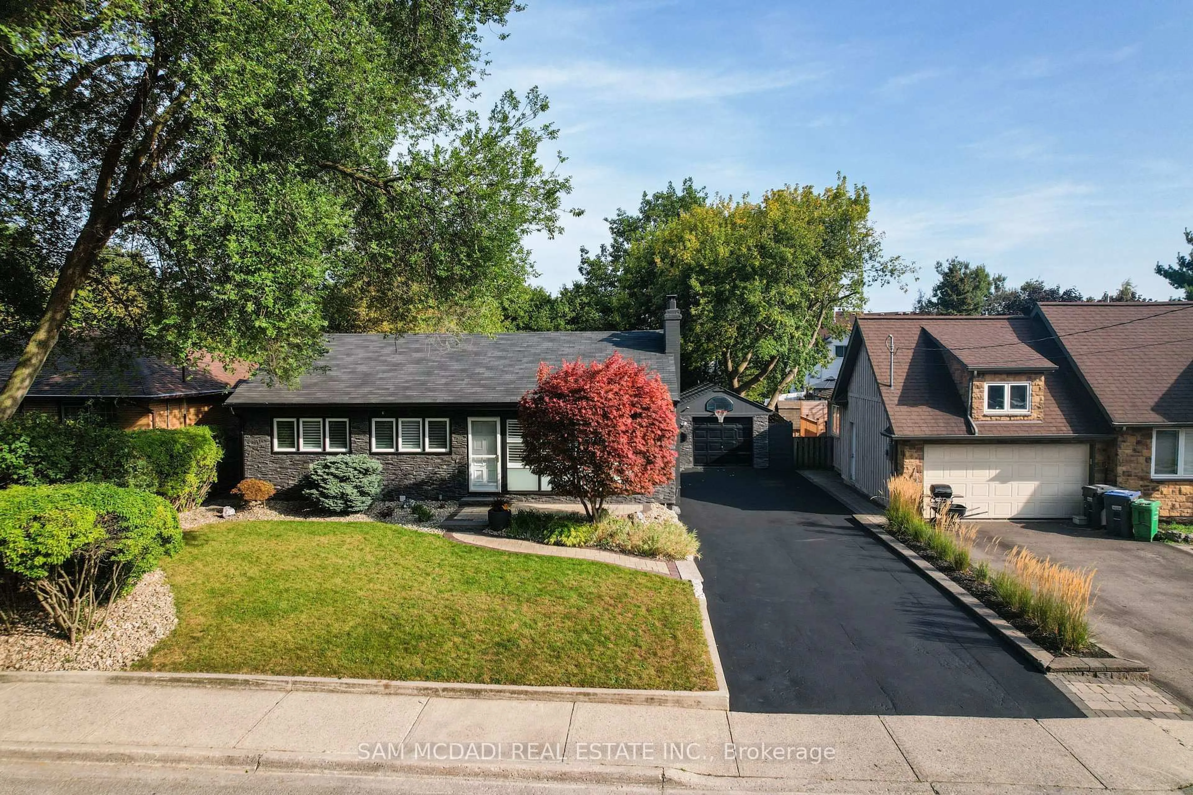 A pic from outside/outdoor area/front of a property/back of a property/a pic from drone, street for 1140 Halliday Ave, Mississauga Ontario L5E 1P9