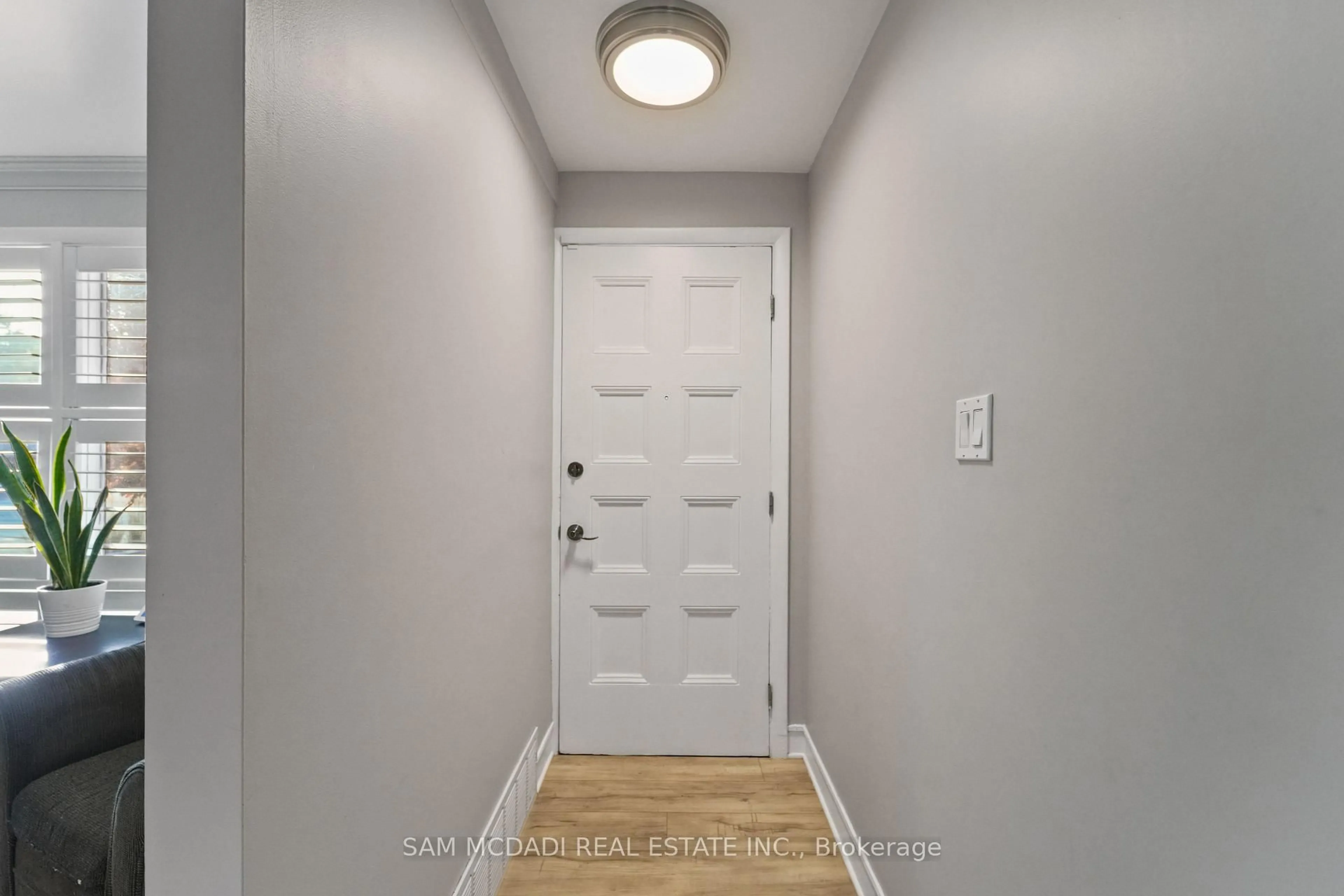 Indoor entryway for 1140 Halliday Ave, Mississauga Ontario L5E 1P9