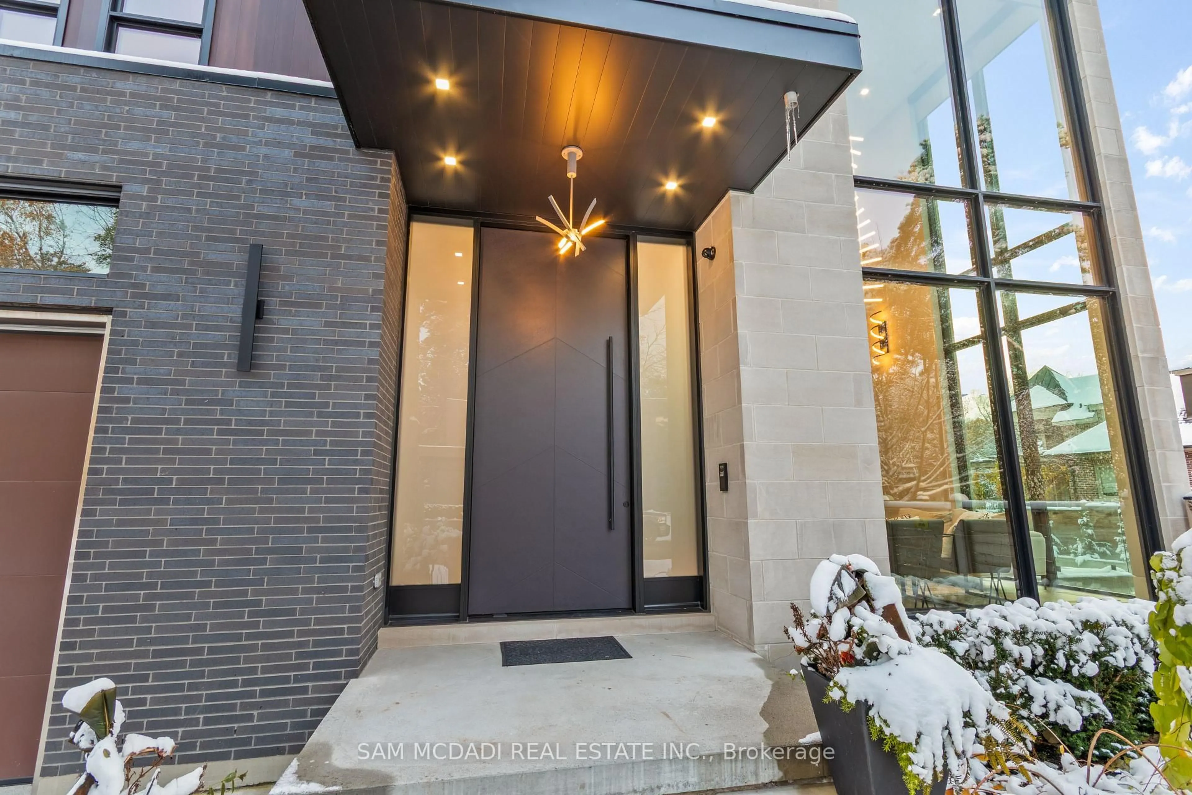 Indoor entryway for 112 Elton Park Rd, Oakville Ontario L6J 4C1