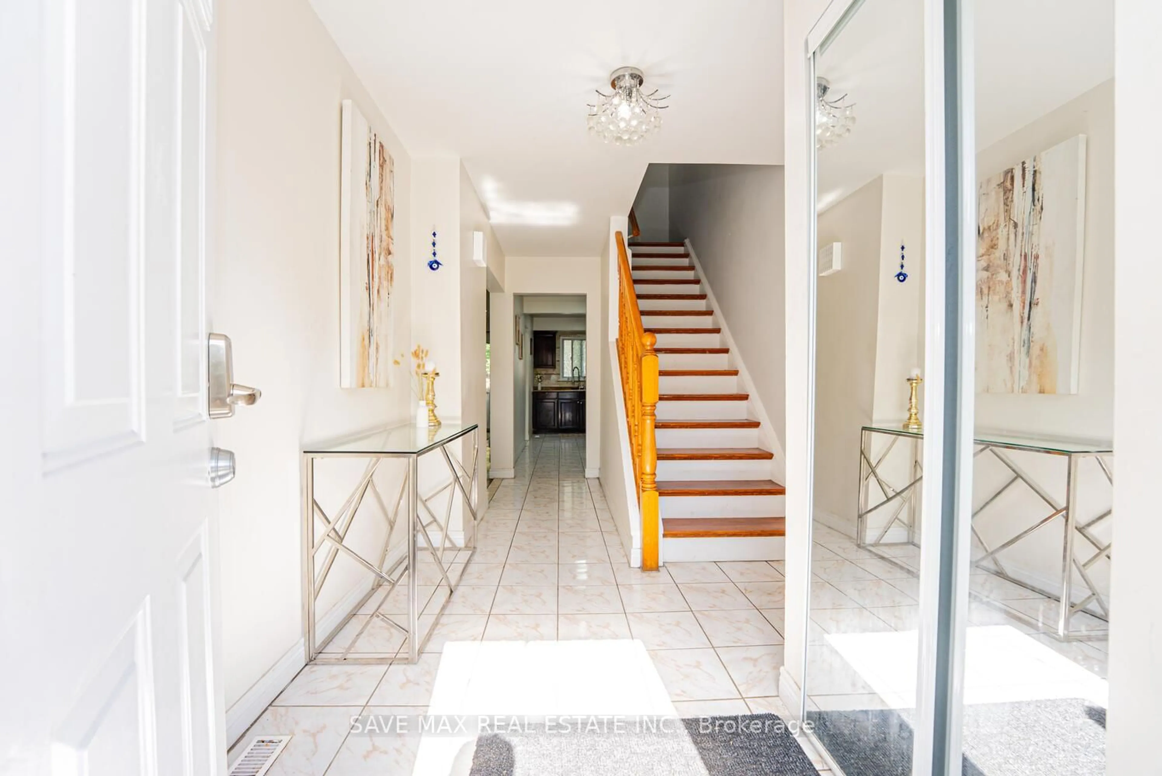 Indoor foyer for 83 Fleetwood Cres, Brampton Ontario L6T 2E6