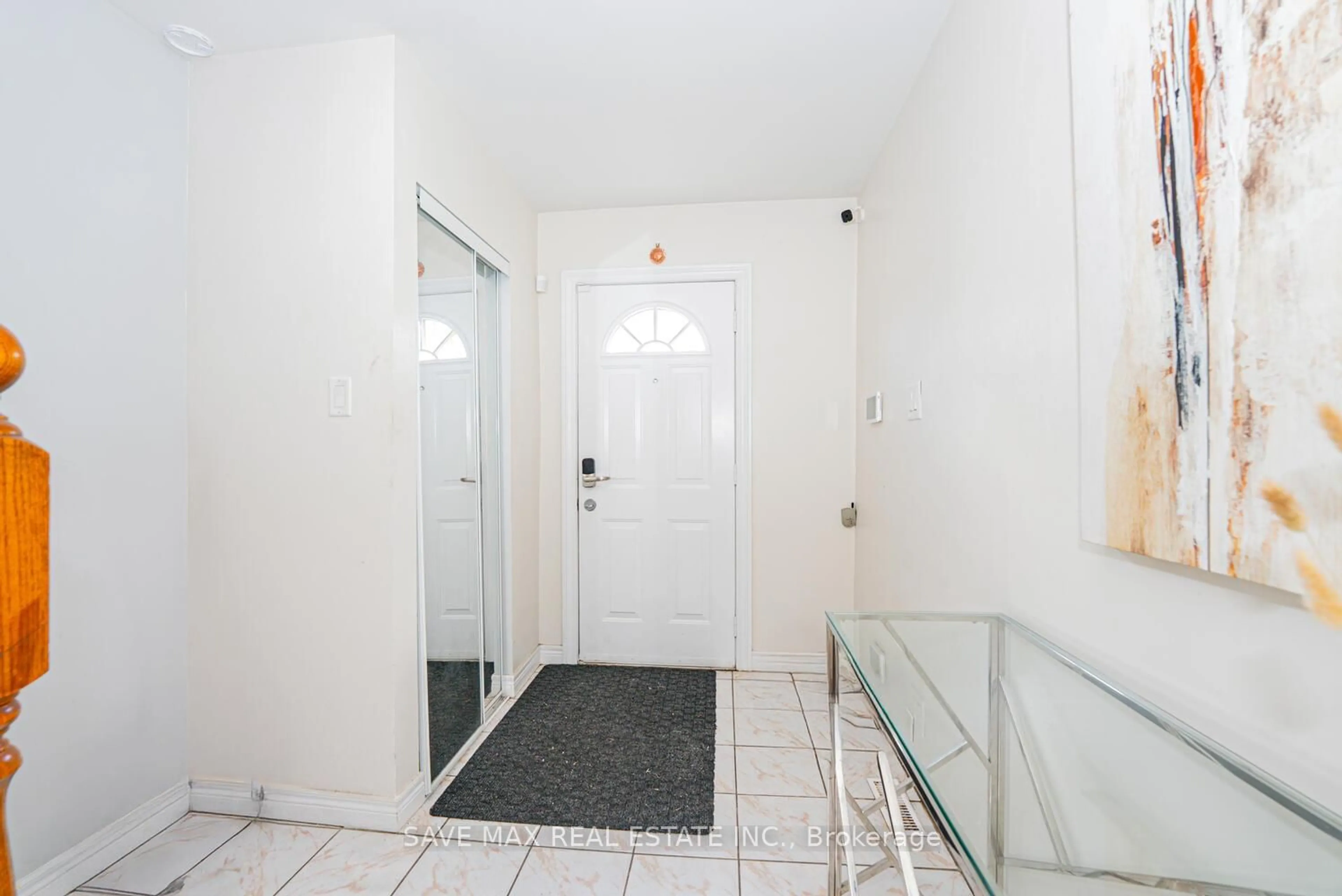 Indoor entryway for 83 Fleetwood Cres, Brampton Ontario L6T 2E6