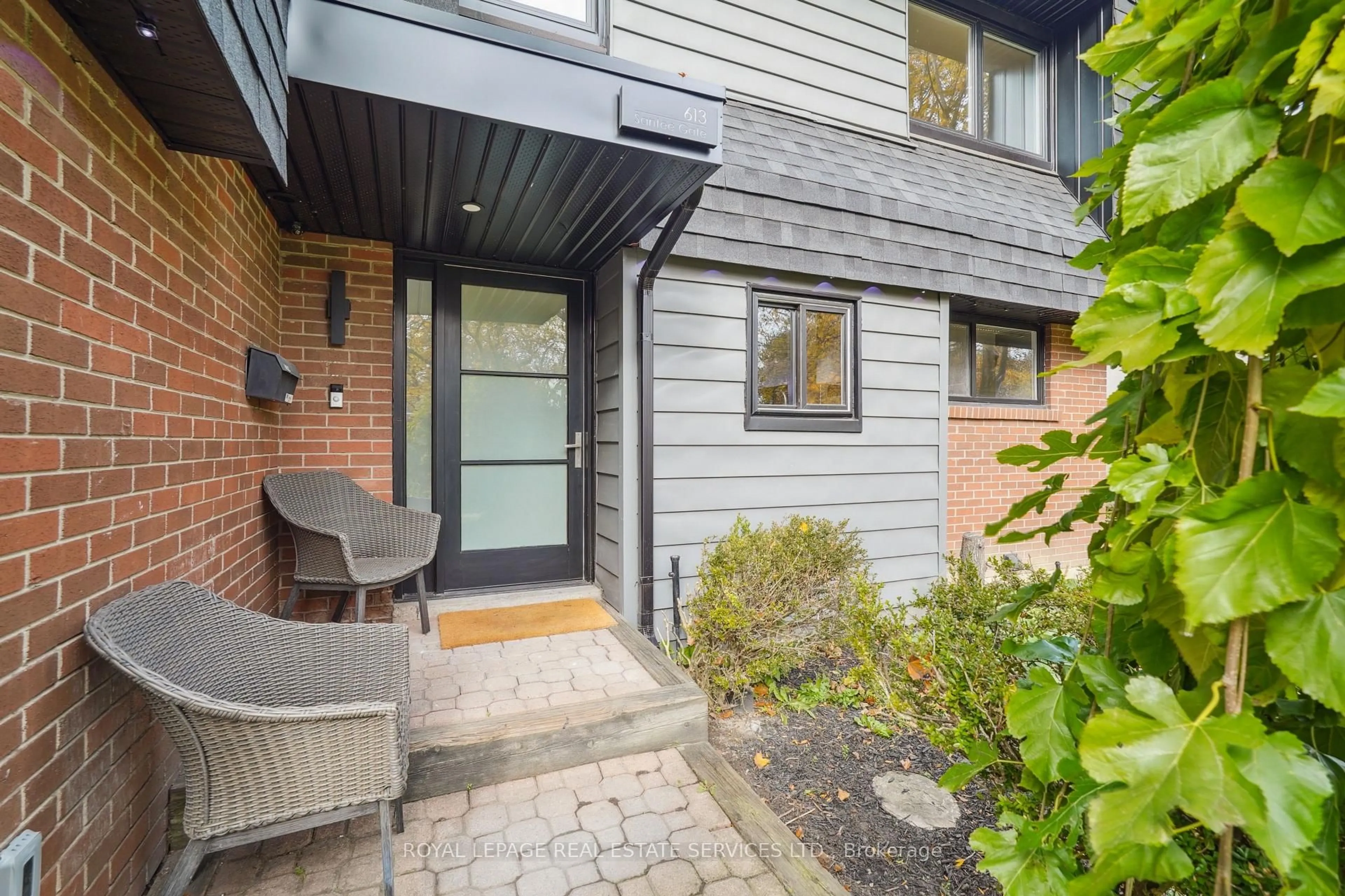 Home with brick exterior material, street for 613 Santee Gate, Mississauga Ontario L5A 2B8