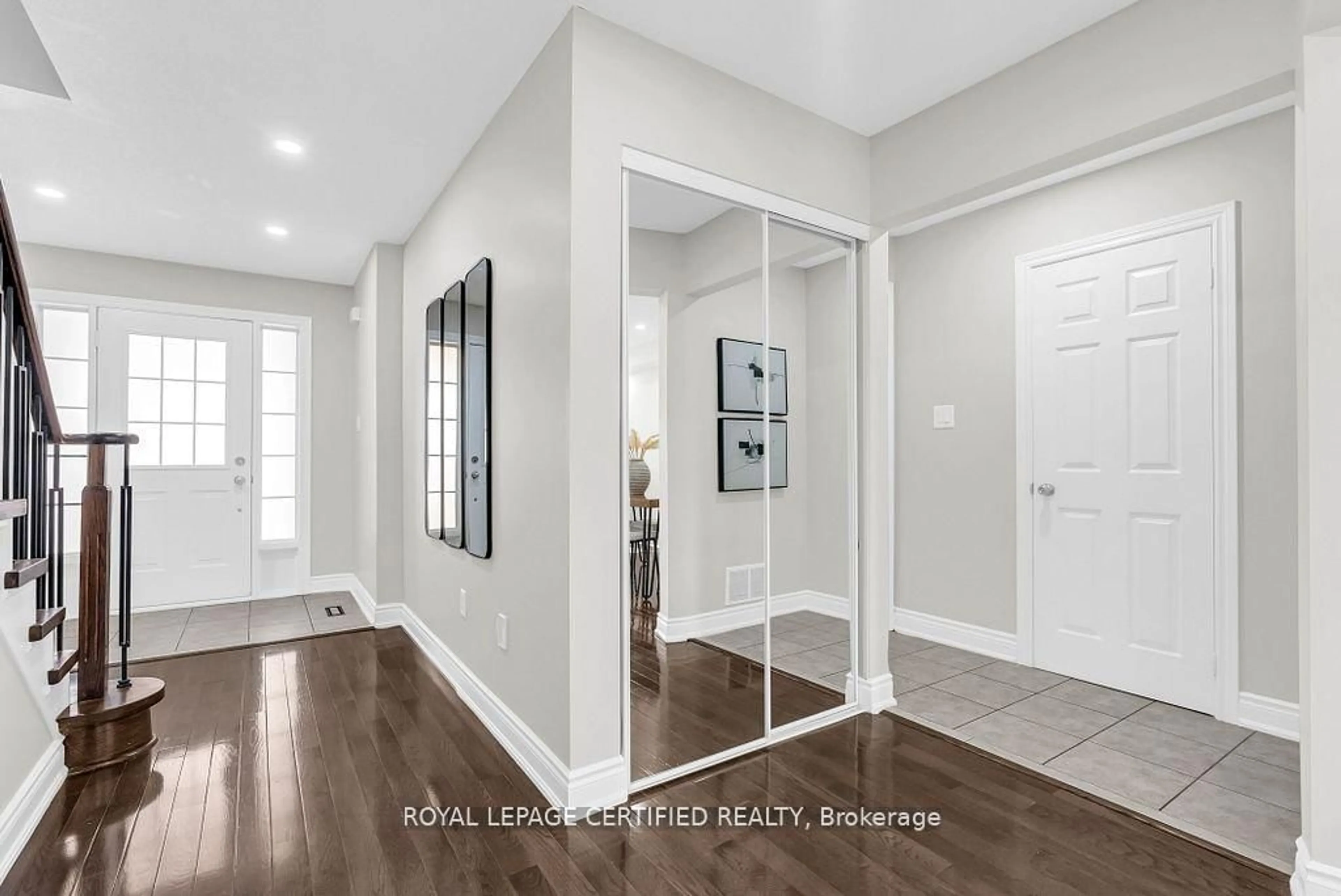 Indoor entryway for 2511 Boros Rd #3, Burlington Ontario L7M 5B2