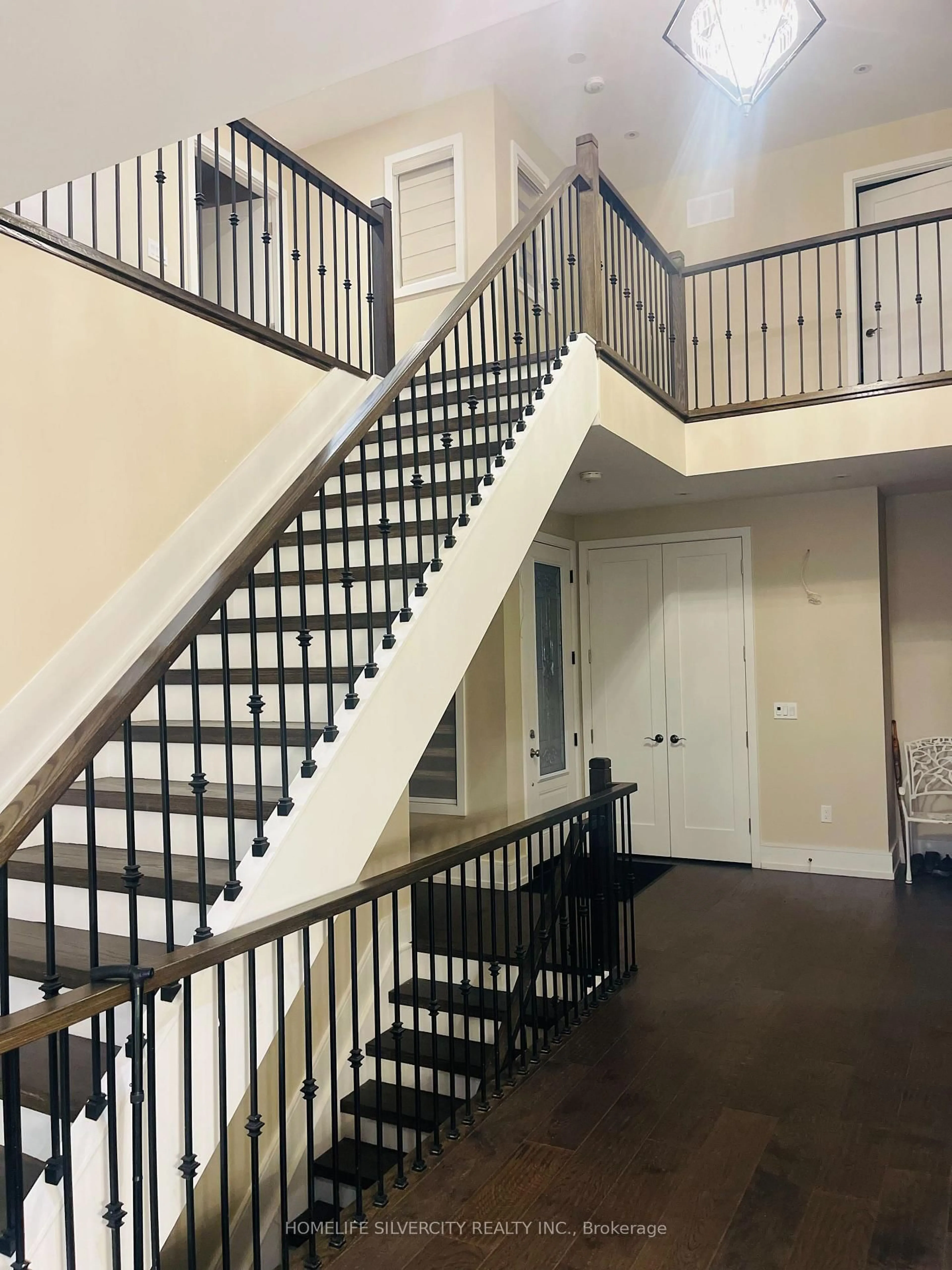 Indoor foyer for 204 Mary St, Oakville Ontario L6K 1S4