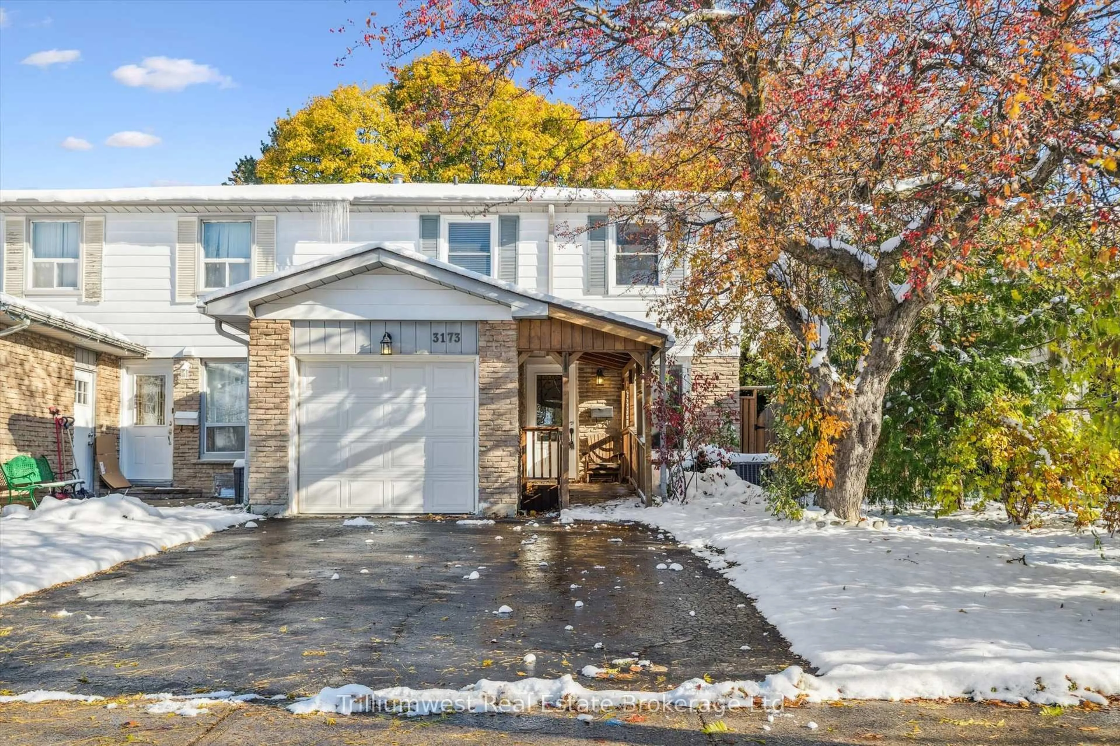 Home with vinyl exterior material, street for 3173 Gwendale Cres, Mississauga Ontario L5A 3B6