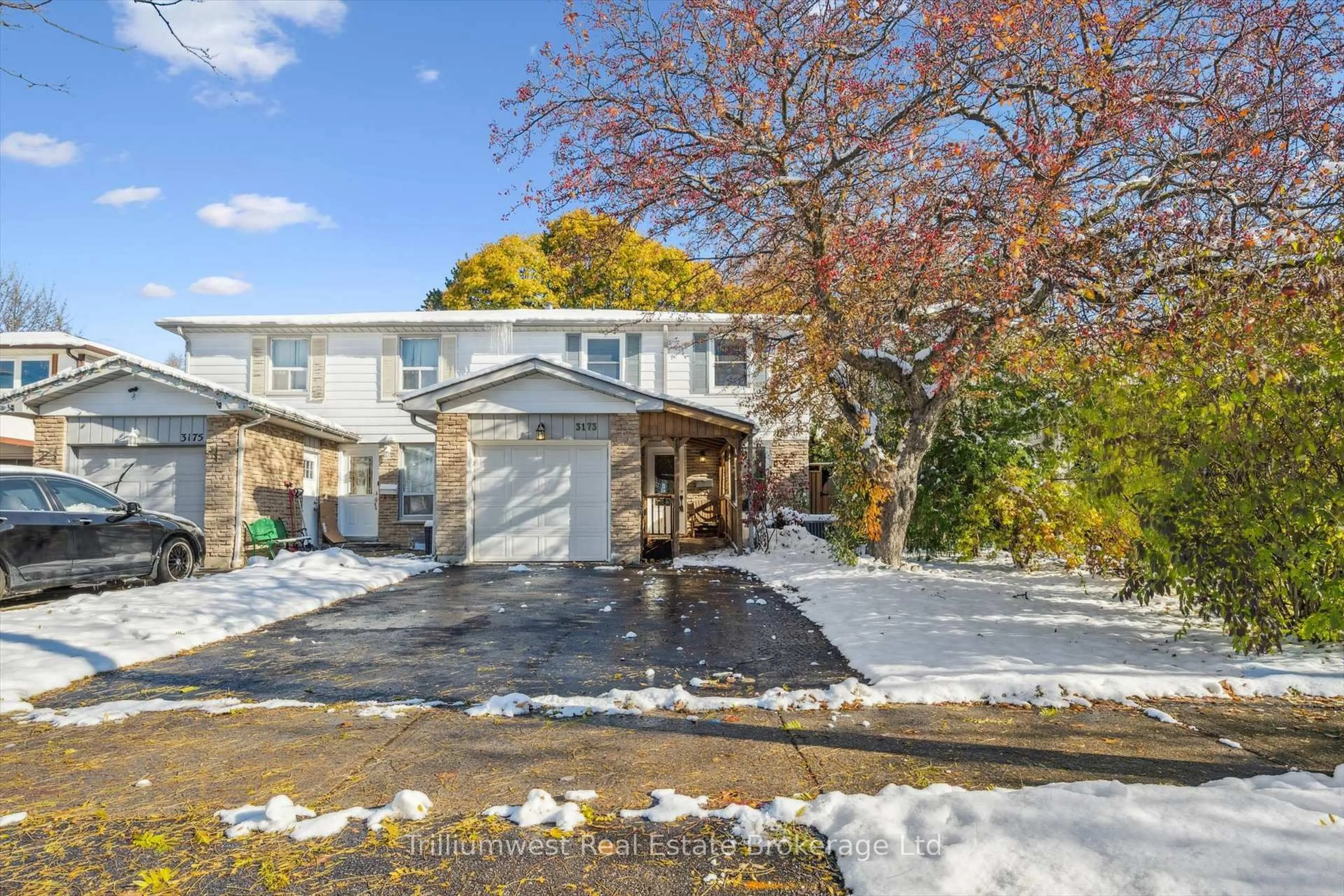 A pic from outside/outdoor area/front of a property/back of a property/a pic from drone, street for 3173 Gwendale Cres, Mississauga Ontario L5A 3B6