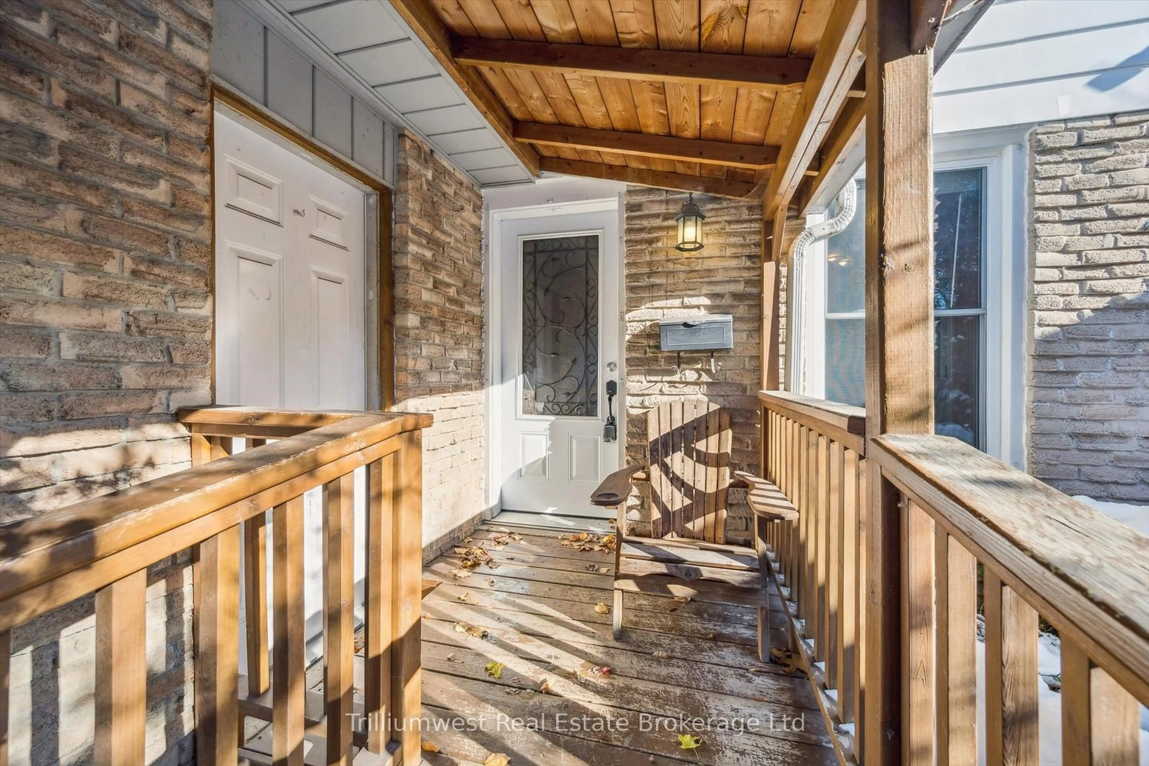 Indoor entryway for 3173 Gwendale Cres, Mississauga Ontario L5A 3B6