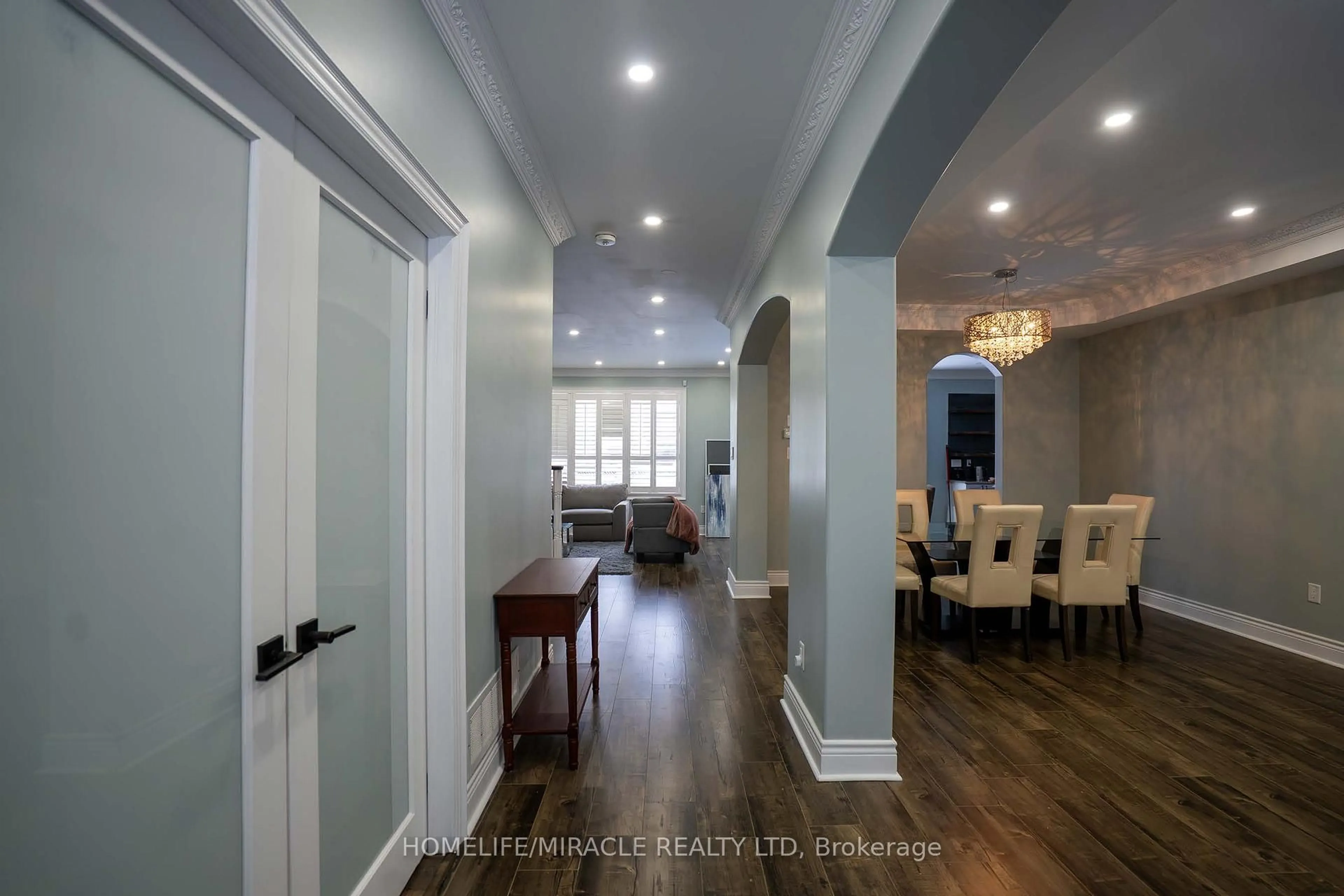 Indoor entryway for 949 Mcneil Dr, Milton Ontario L9T 6N1