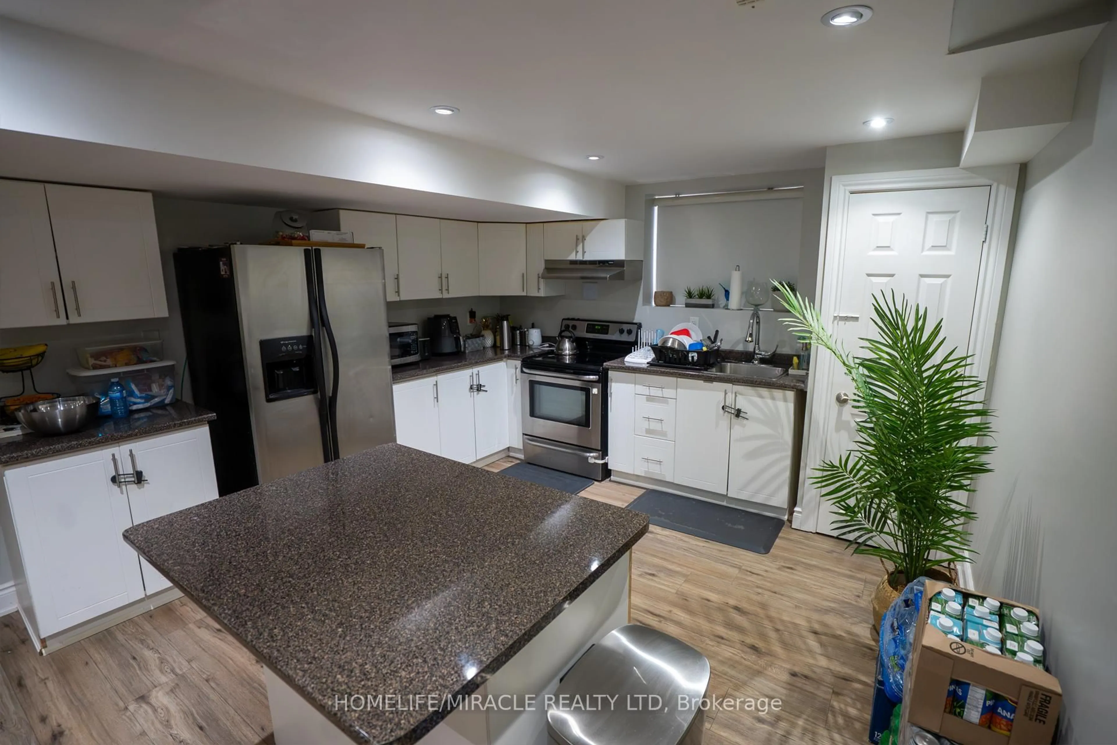 Open concept kitchen, unknown for 949 Mcneil Dr, Milton Ontario L9T 6N1