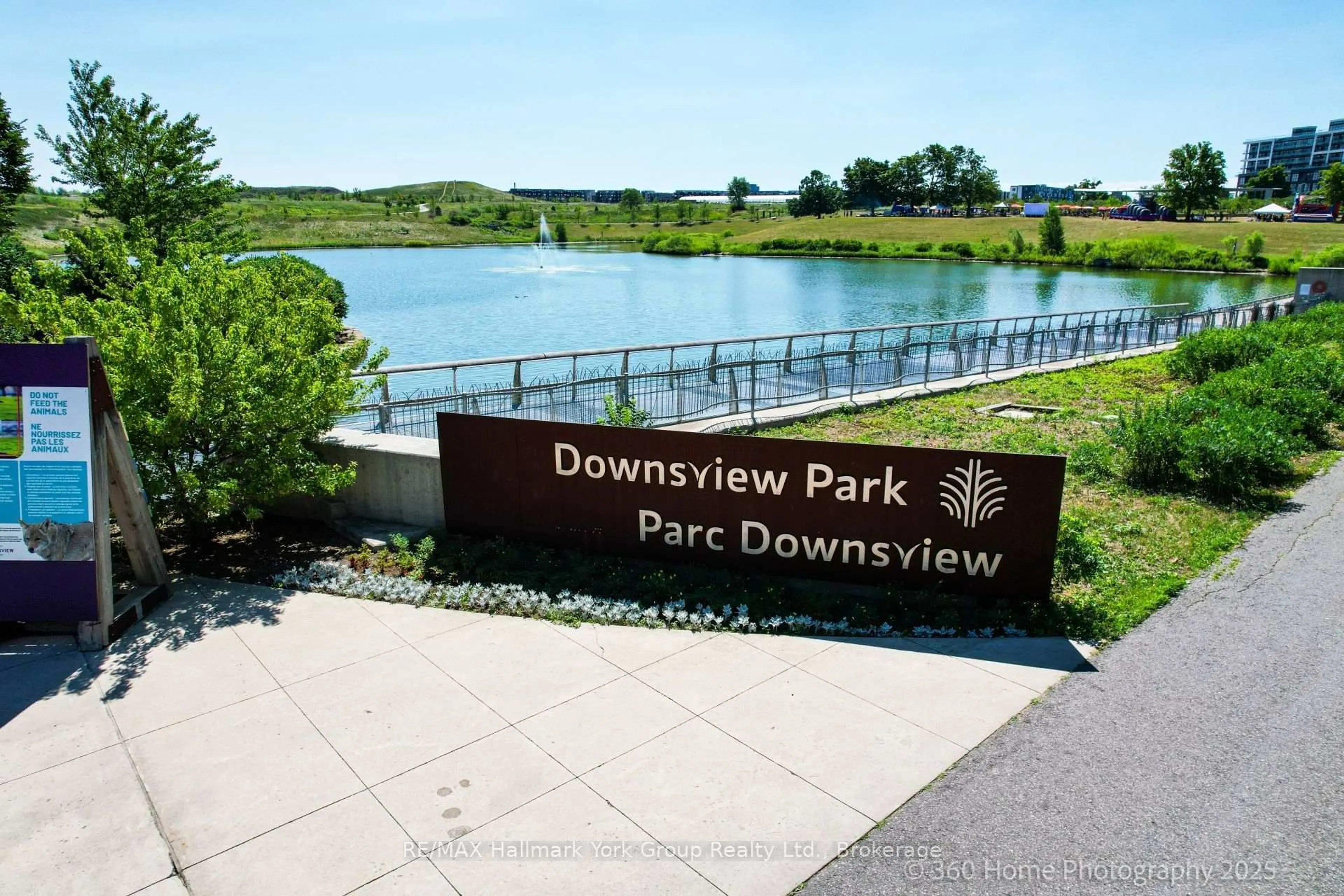 A pic from outside/outdoor area/front of a property/back of a property/a pic from drone, water/lake/river/ocean view for 3100 Keele St #534, Toronto Ontario M3M 2H4