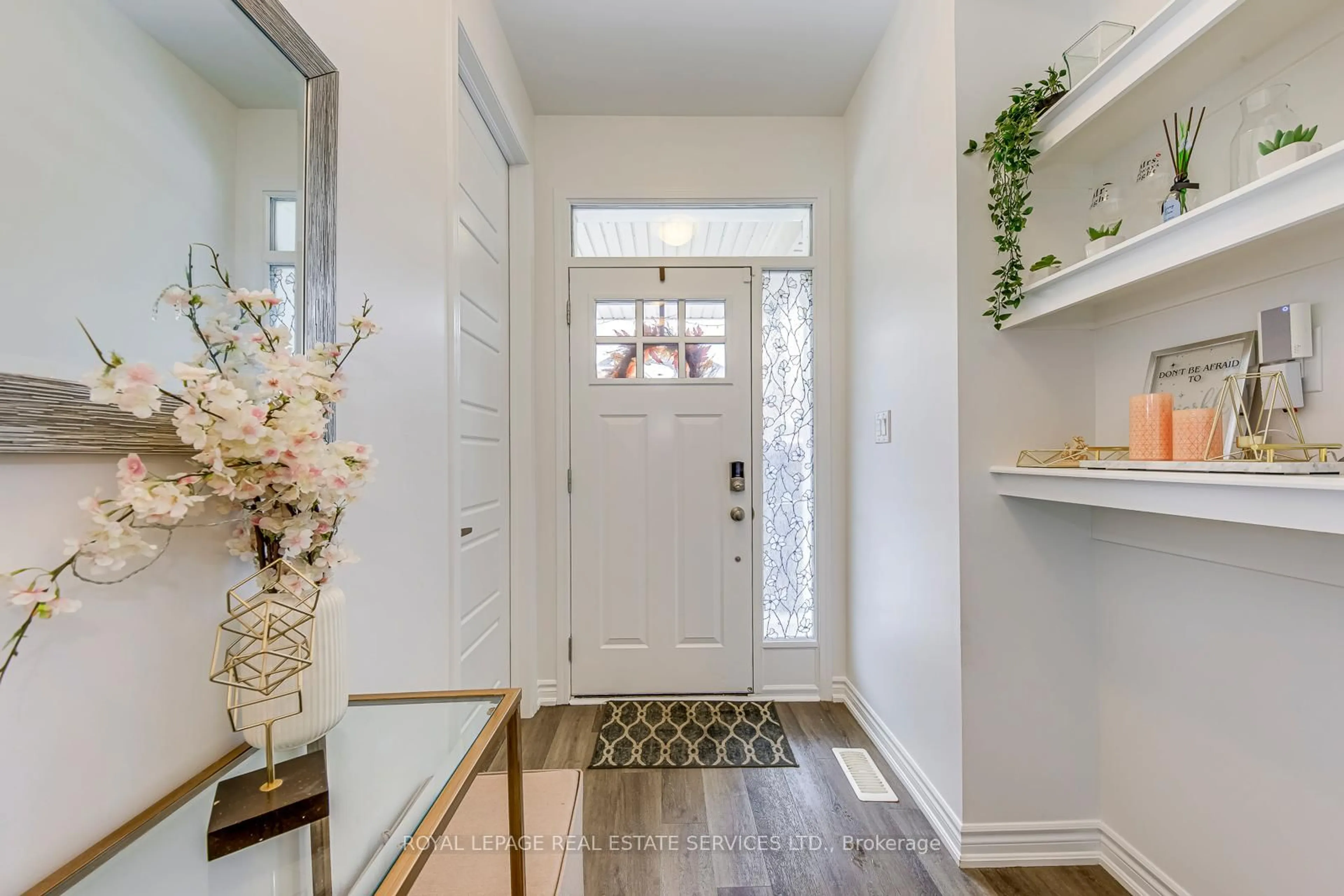 Indoor entryway for 804 Aspen Terr, Milton Ontario L9E 1S3