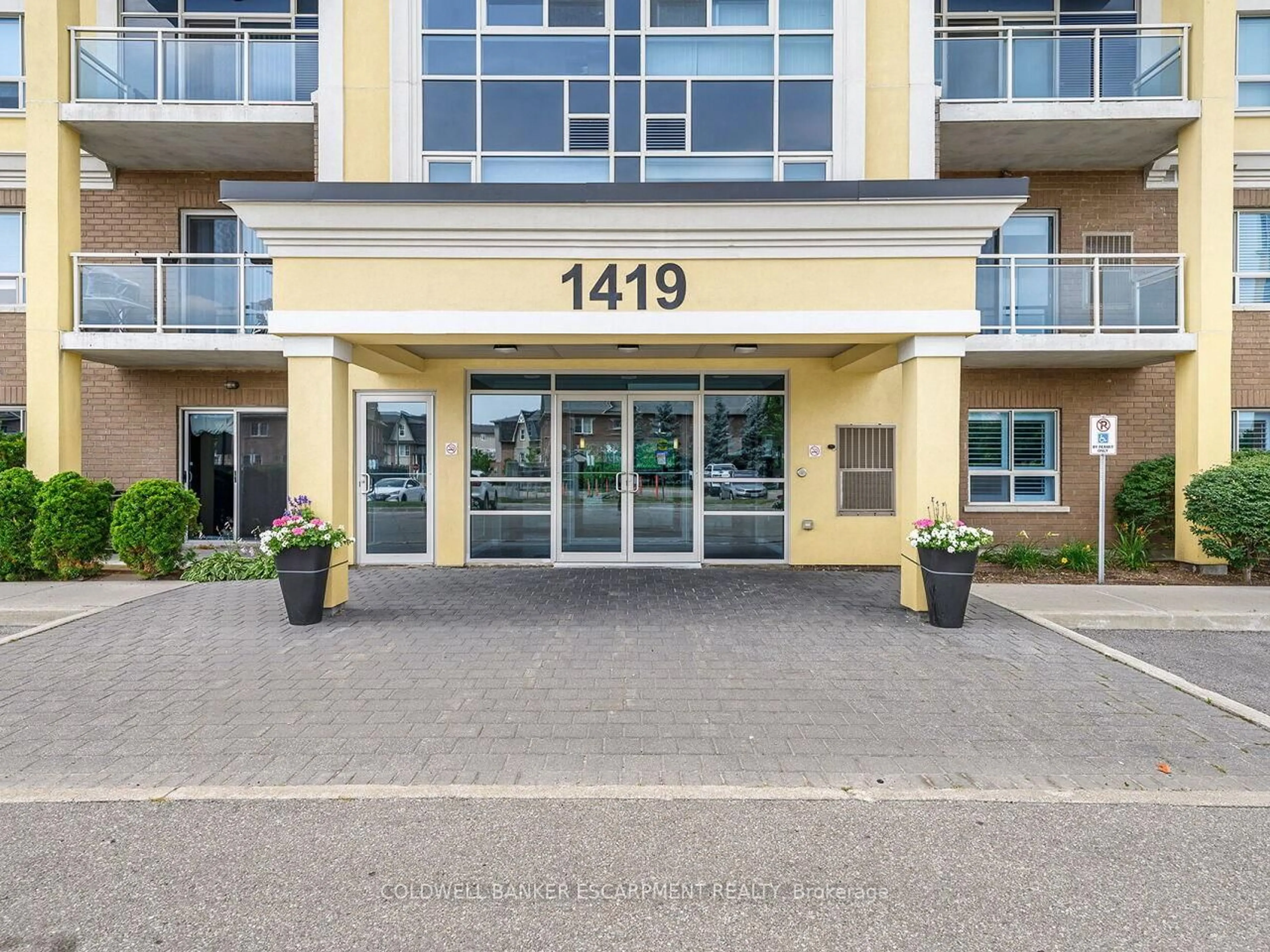 Indoor foyer for 1419 Costigan Rd #201, Milton Ontario L9T 2L4