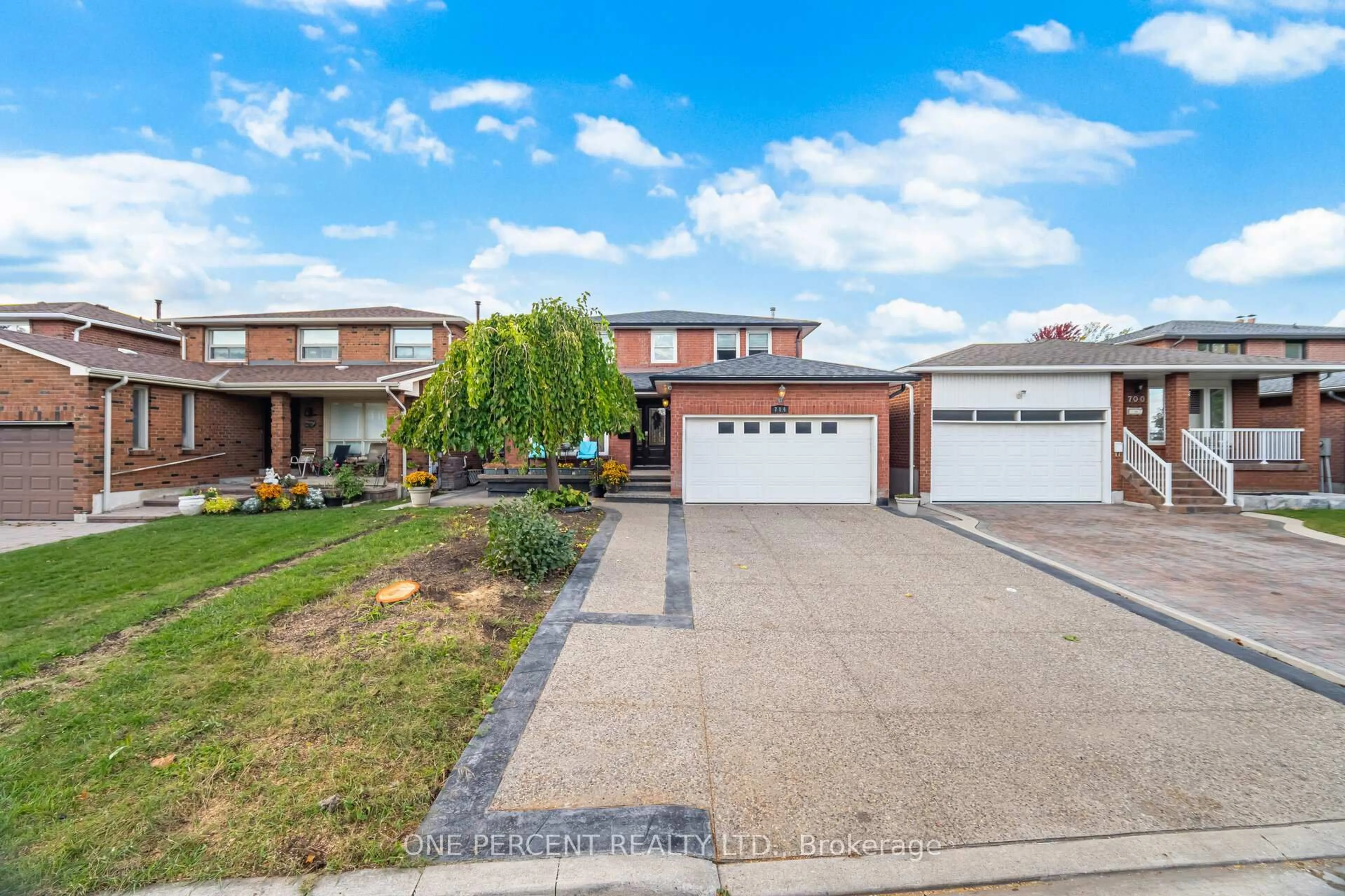 A pic from outside/outdoor area/front of a property/back of a property/a pic from drone, street for 704 Bookham Cres, Mississauga Ontario L4Z 1T9