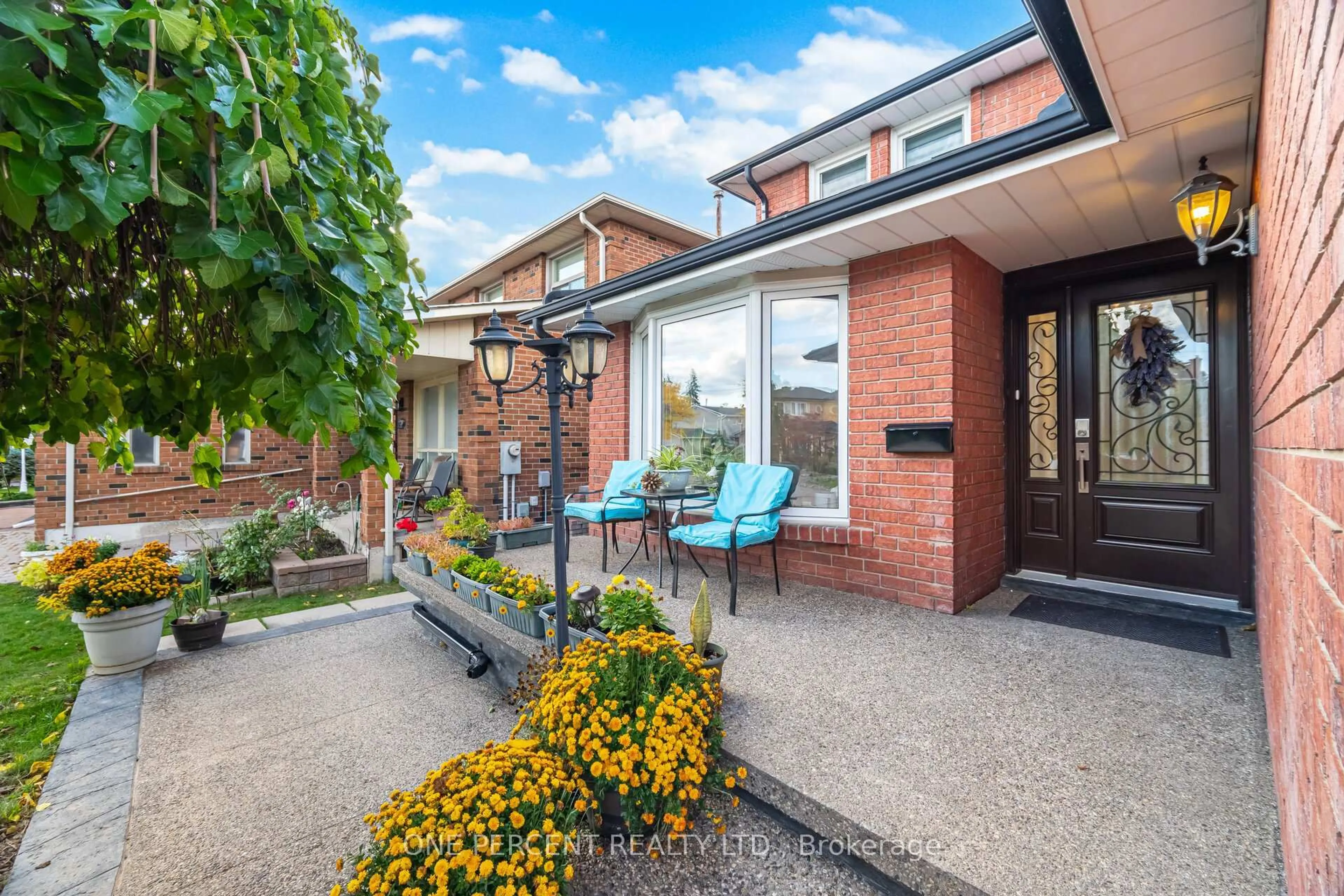 Home with brick exterior material, street for 704 Bookham Cres, Mississauga Ontario L4Z 1T9