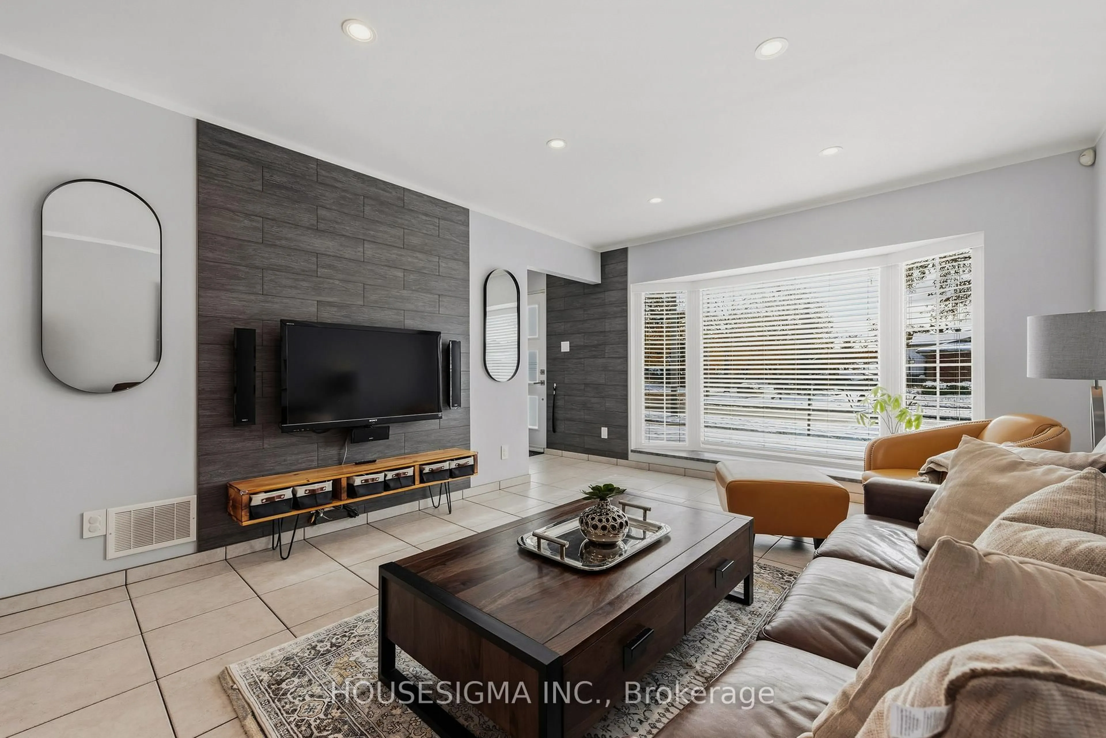 Home theater for 427 Lolita Gdns, Mississauga Ontario L5A 2A8