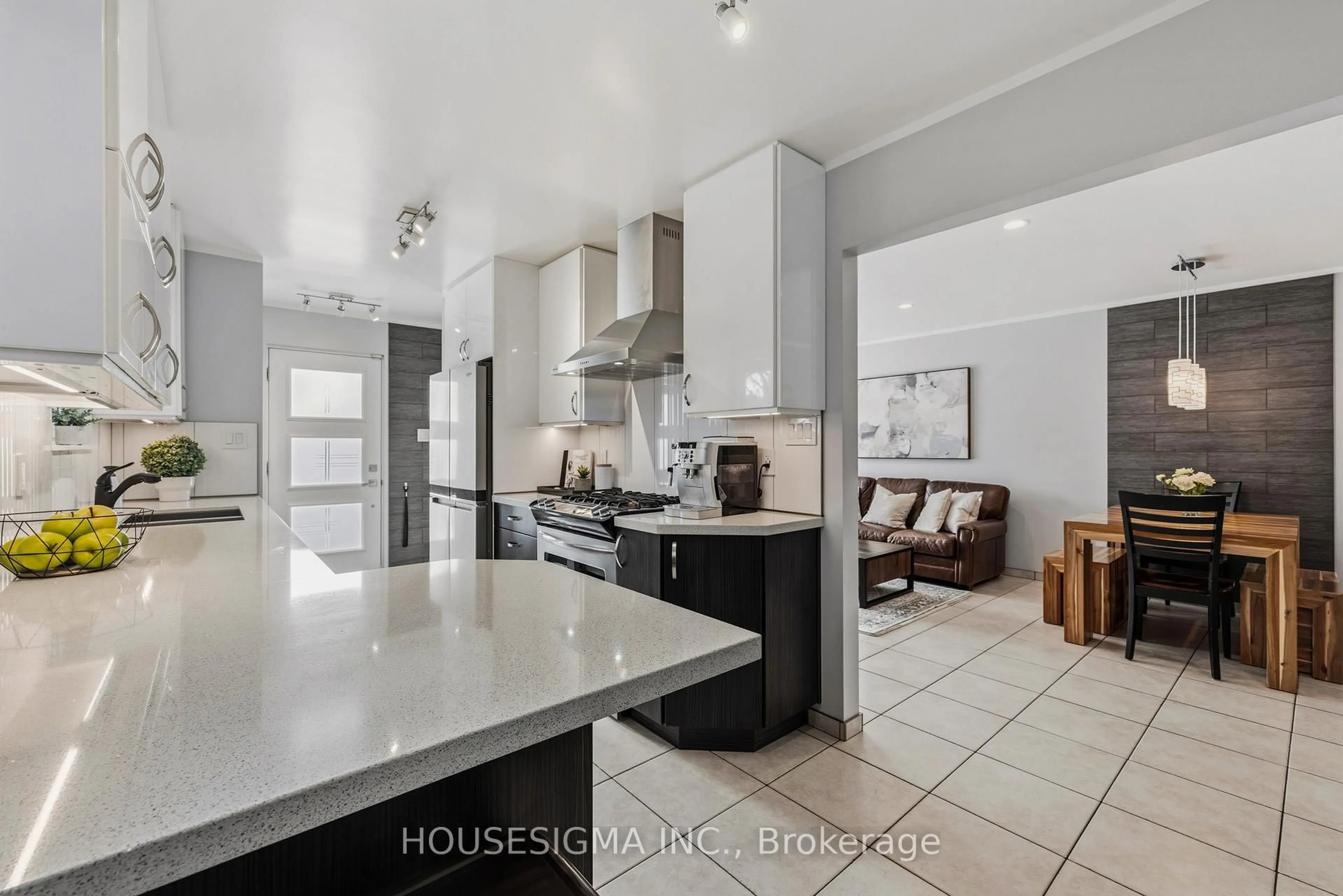 Open concept kitchen, ceramic/tile floor for 427 Lolita Gdns, Mississauga Ontario L5A 2A8