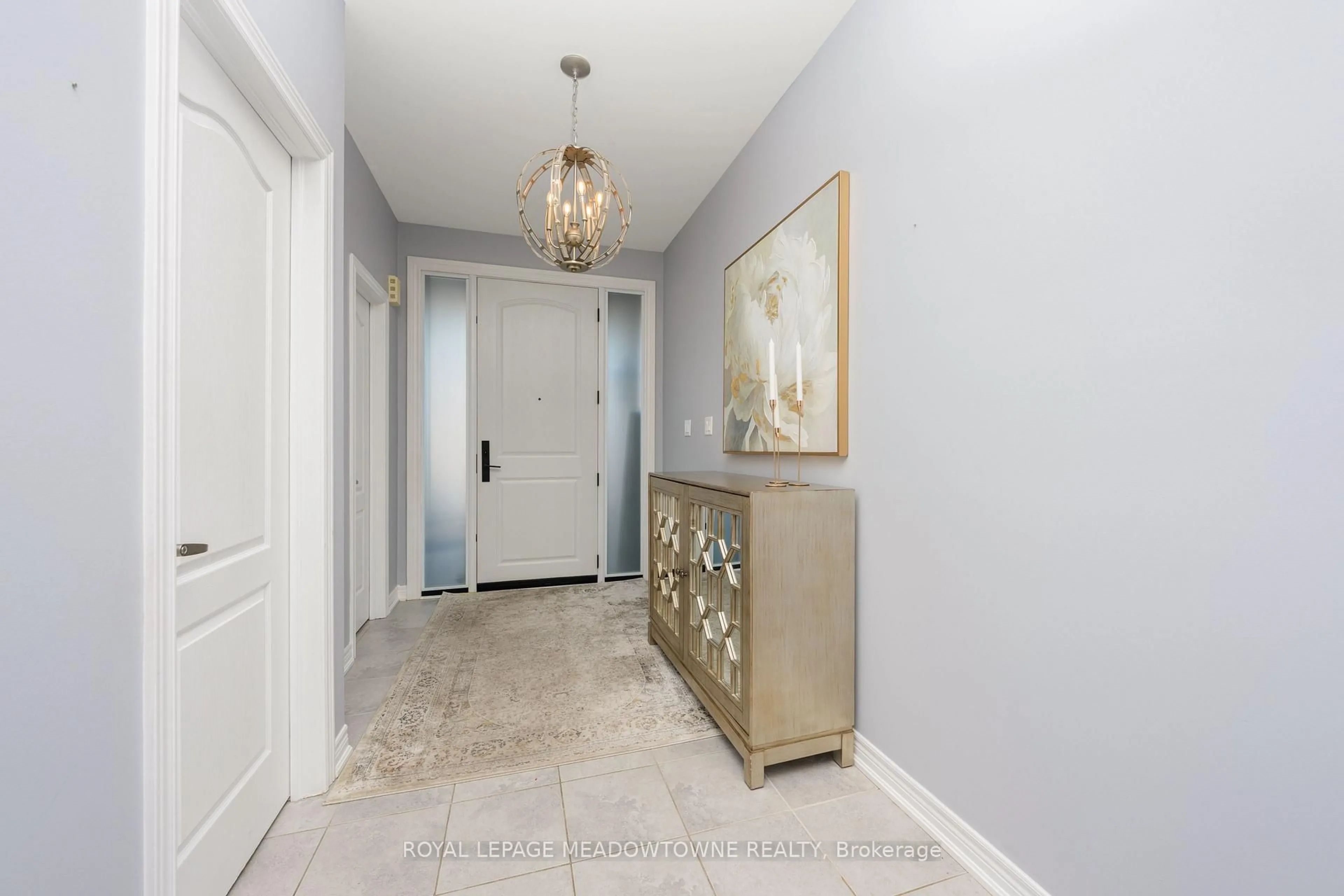 Indoor entryway for 71 Northwest Crt, Halton Hills Ontario L7G 0K7