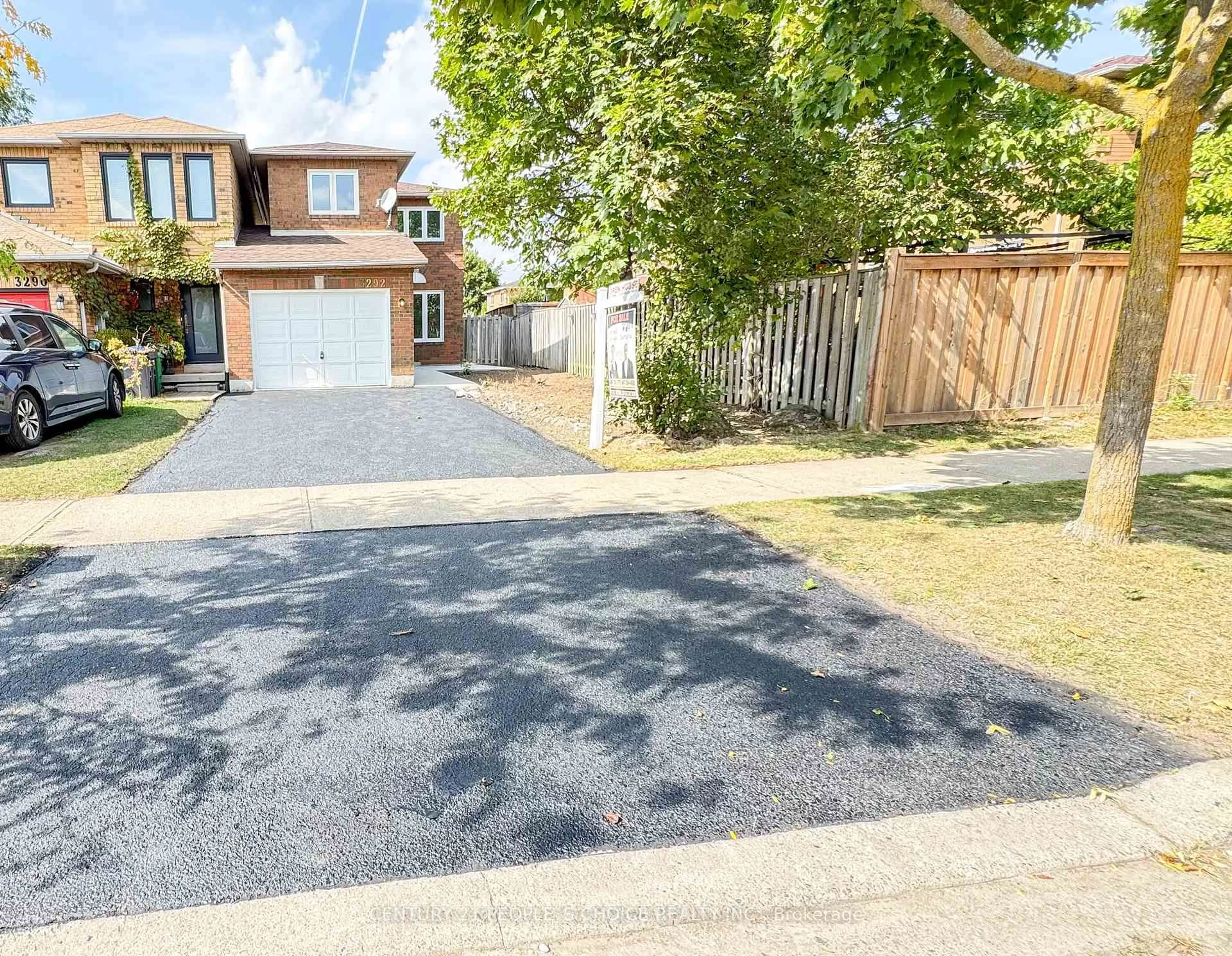 A pic from outside/outdoor area/front of a property/back of a property/a pic from drone, street for 3292 Bobwhite Mews, Mississauga Ontario L5N 6E9