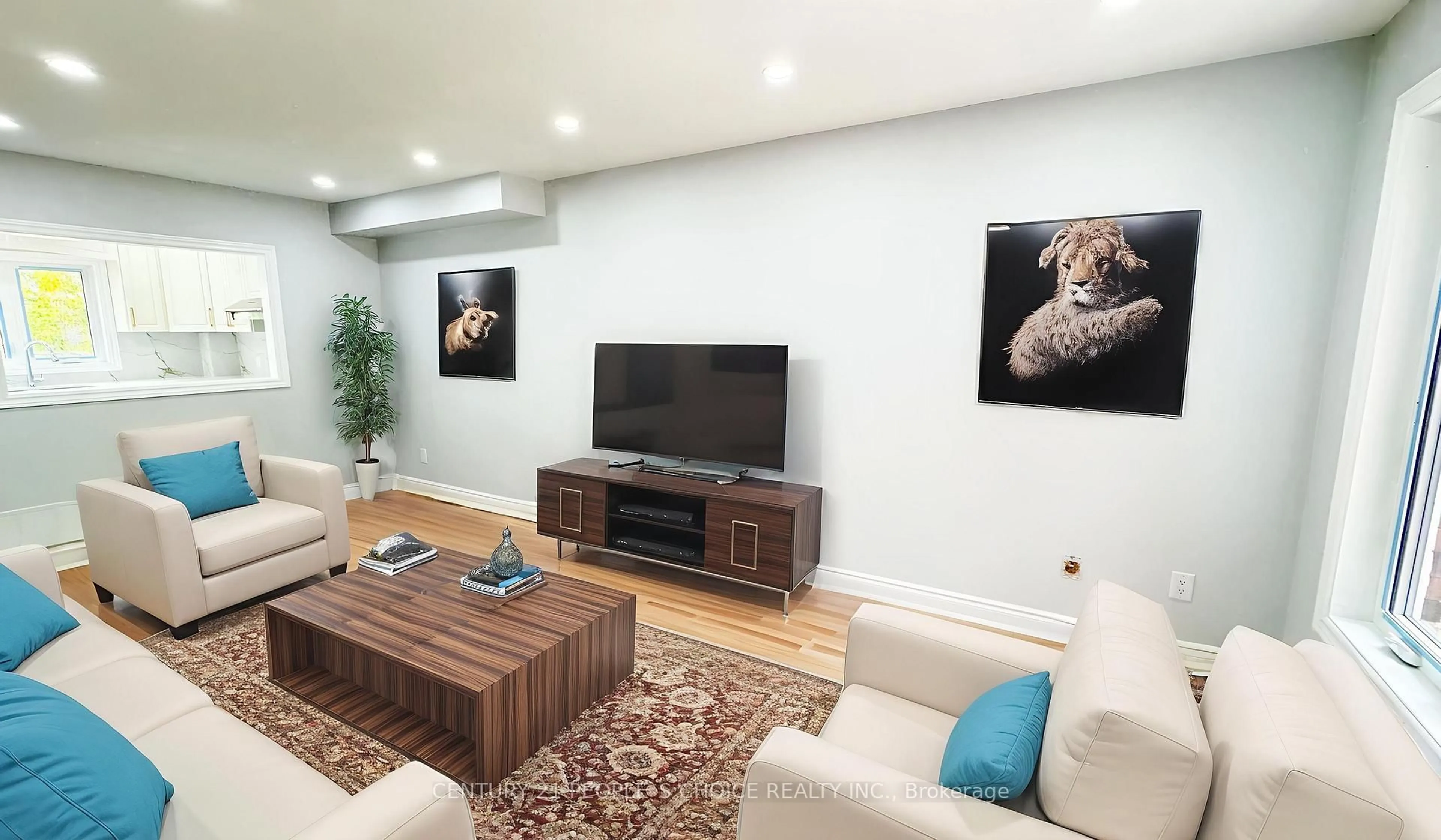 Living room with furniture, wood/laminate floor for 3292 Bobwhite Mews, Mississauga Ontario L5N 6E9