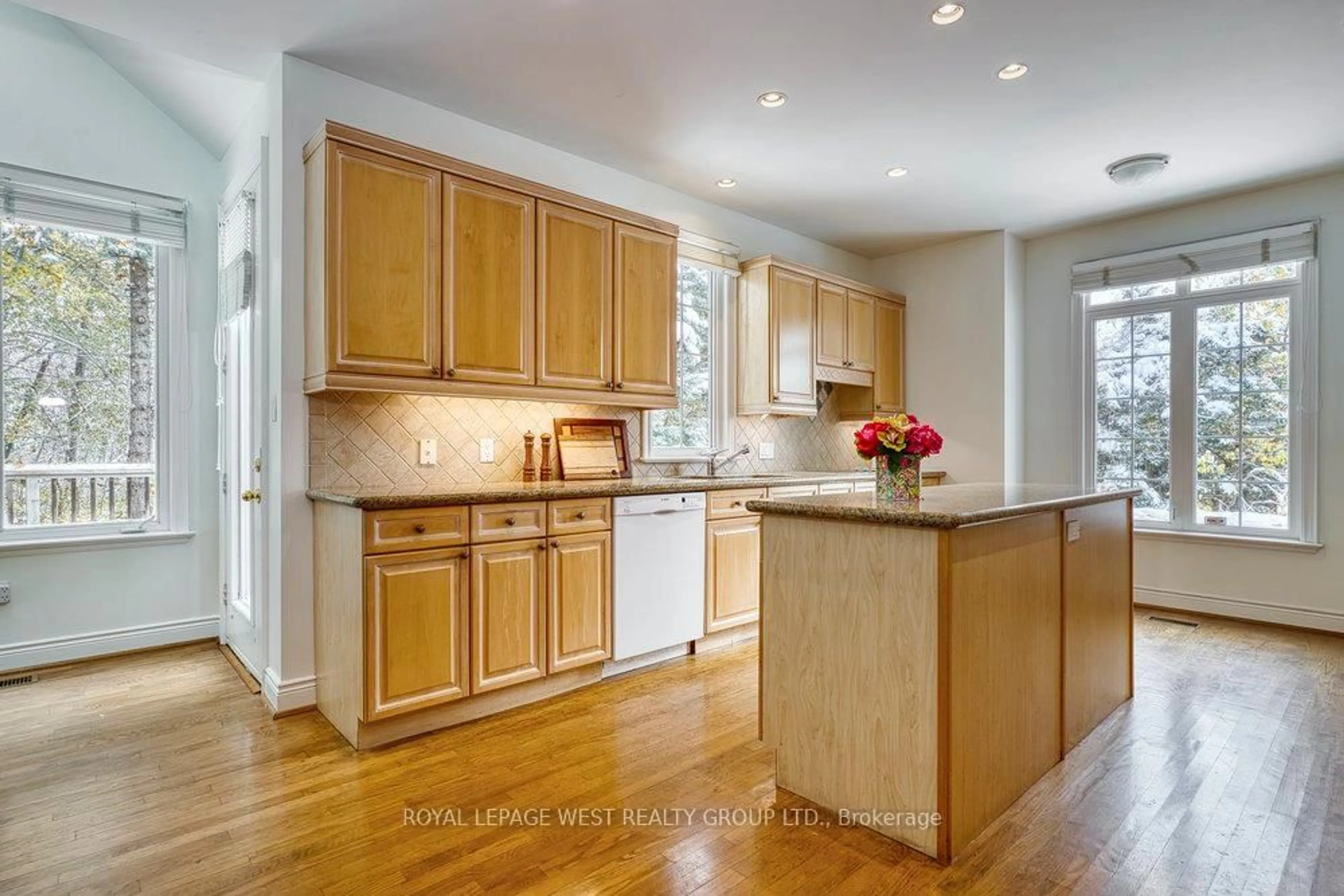 Open concept kitchen, wood/laminate floor for 1205 Clarkson Rd #8, Mississauga Ontario L5J 2W1