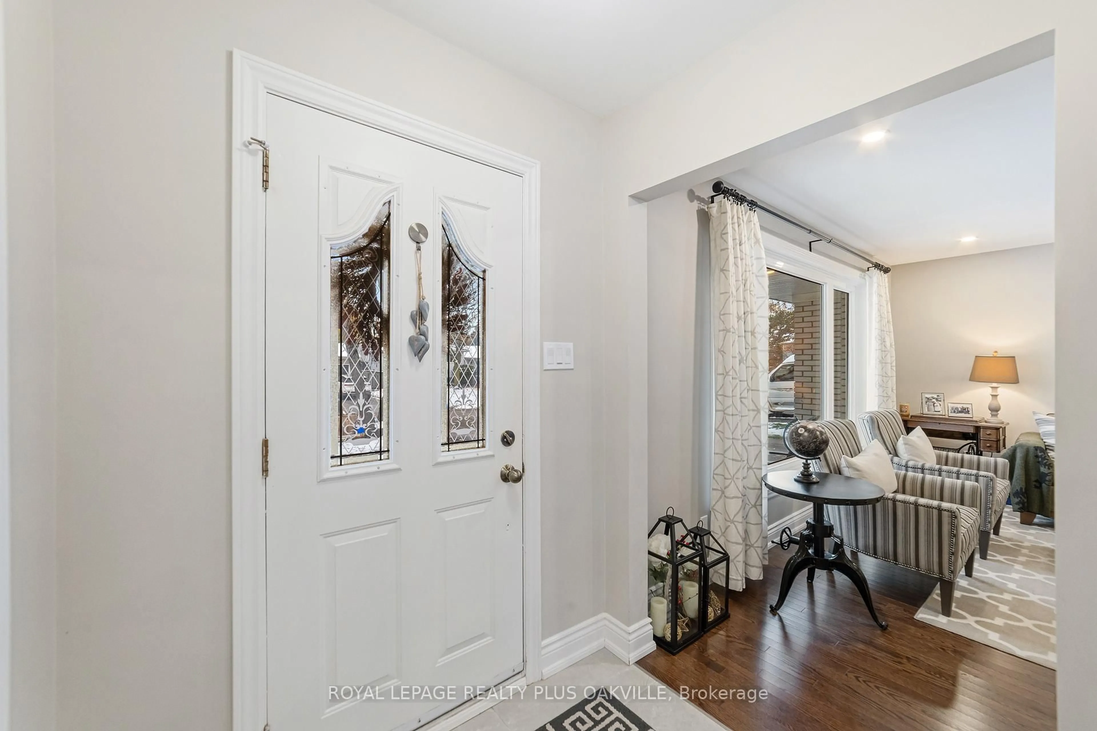 Indoor entryway for 437 Withnell Cres, Oakville Ontario L6L 3M1