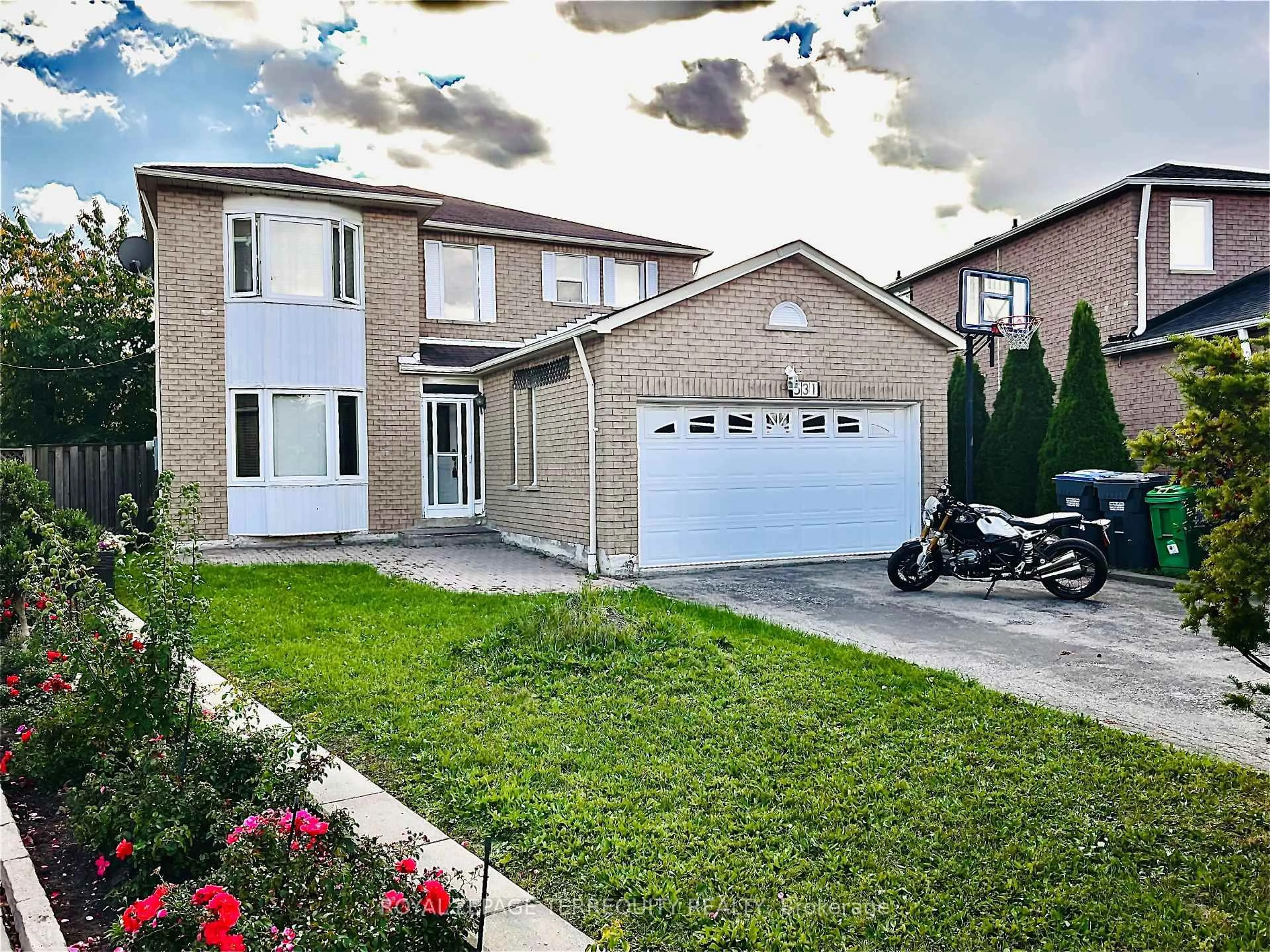 Home with brick exterior material, street for 531 Loretta Crt, Mississauga Ontario L5B 3S2