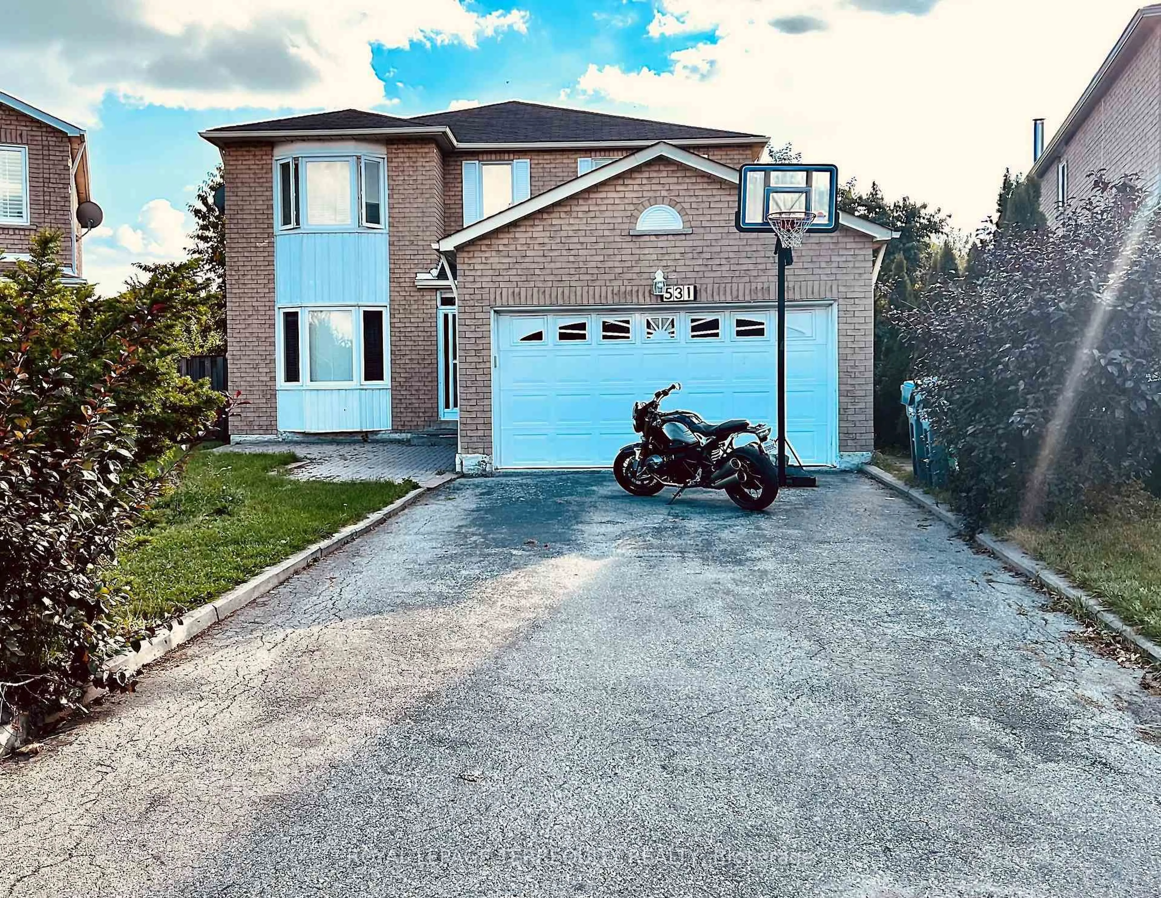 A pic from outside/outdoor area/front of a property/back of a property/a pic from drone, street for 531 Loretta Crt, Mississauga Ontario L5B 3S2